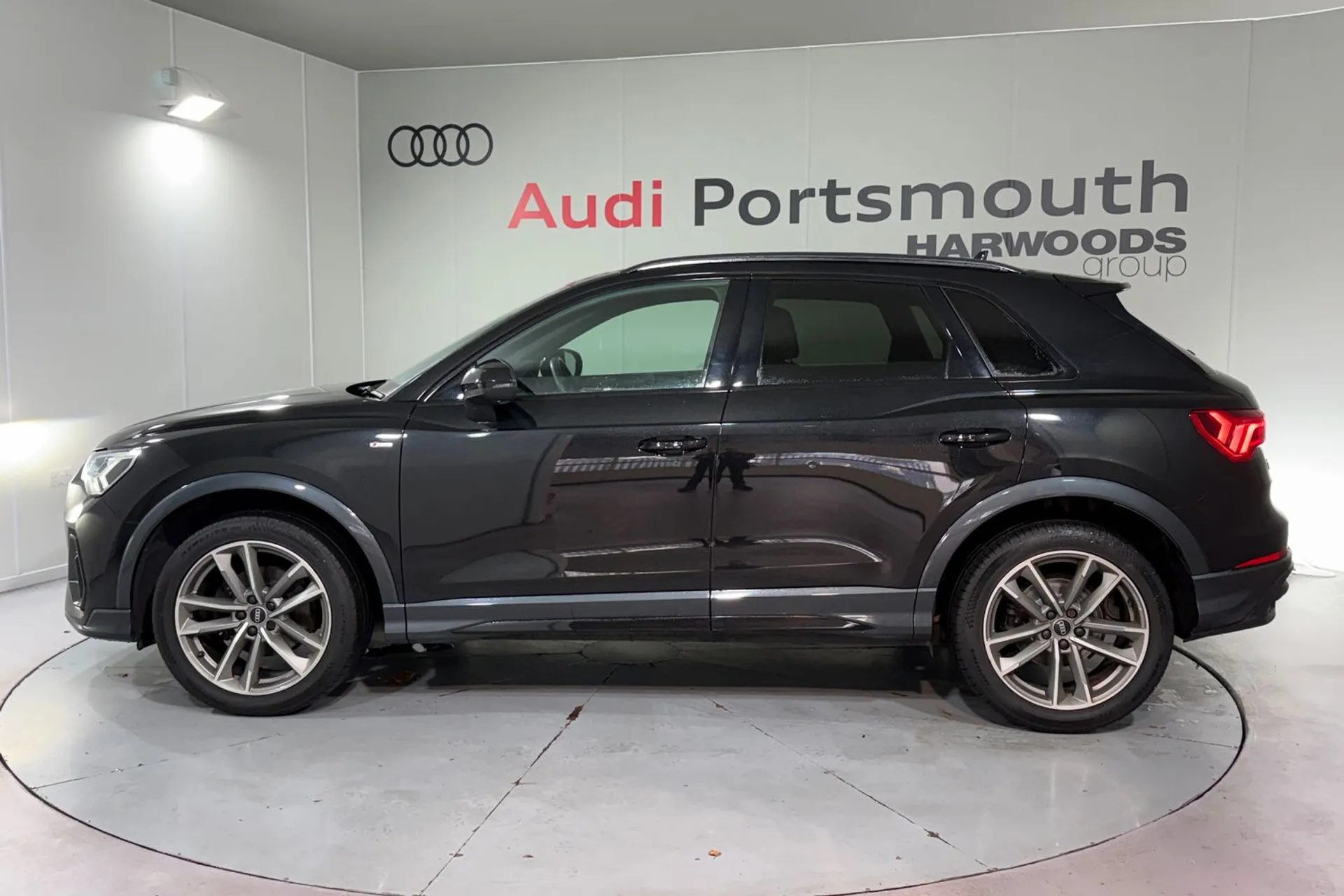 Audi Q3 thumbnail image number 11