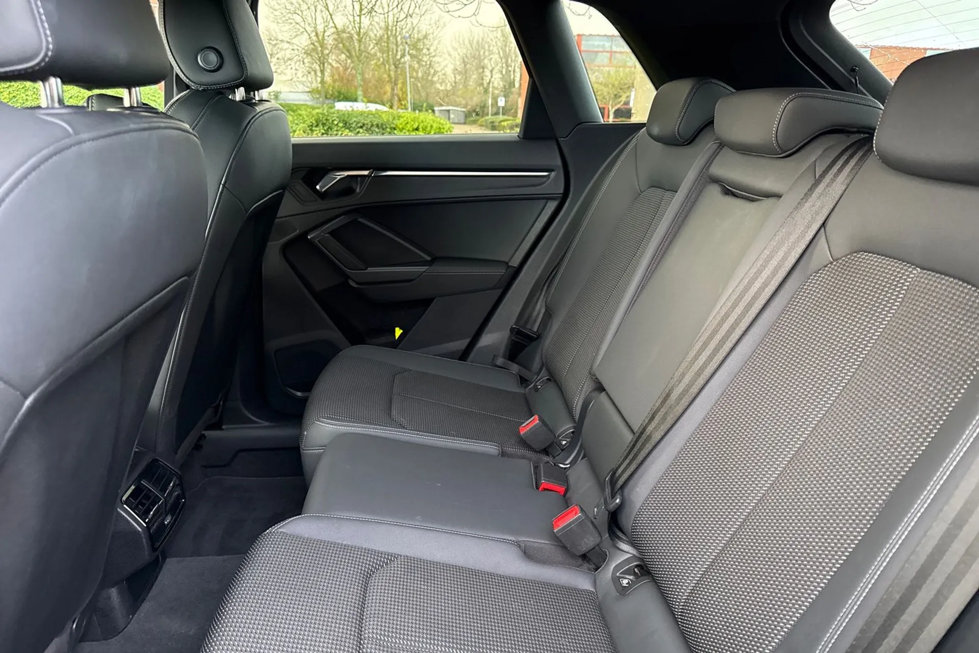 Audi Q3 thumbnail image number 36