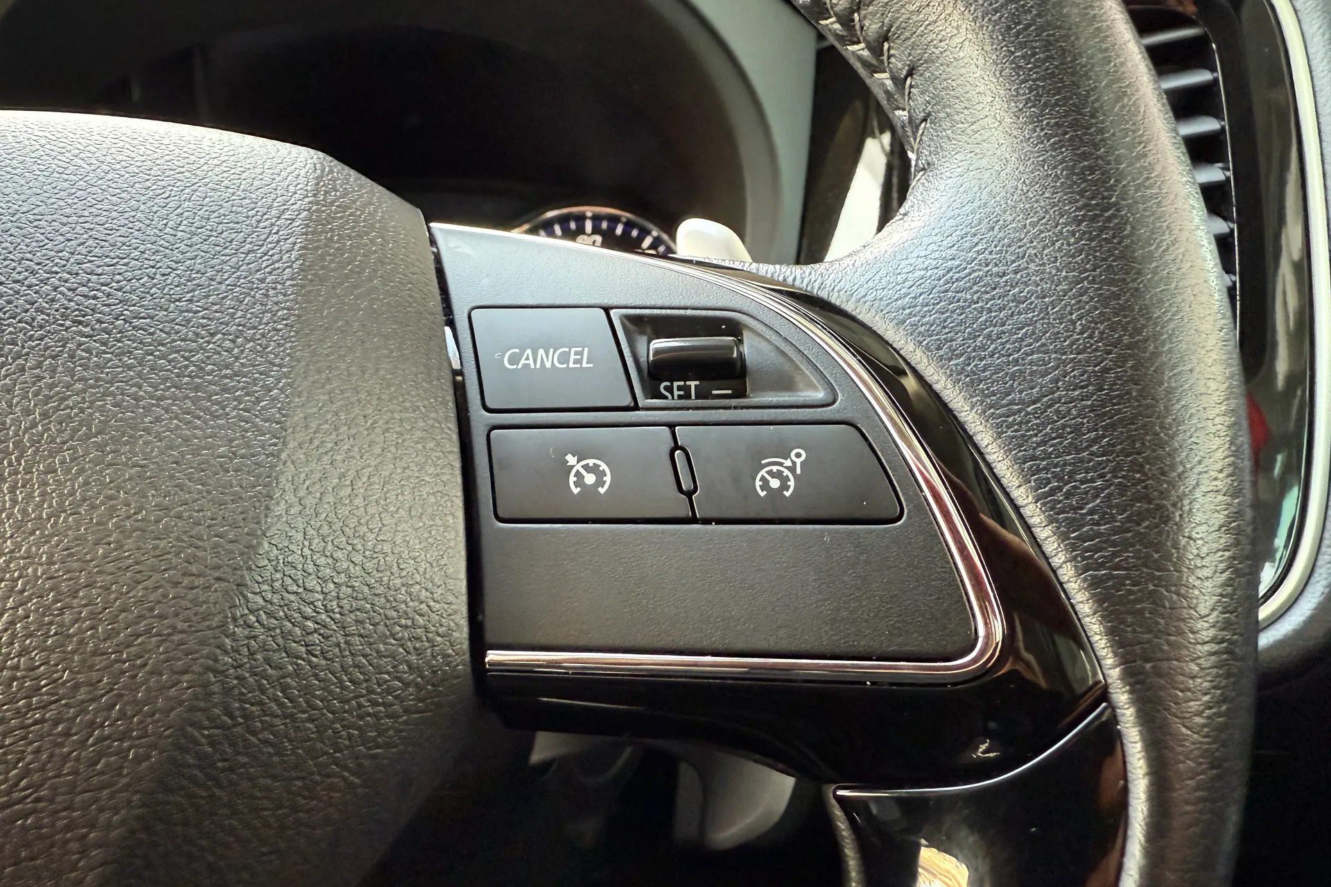 MITSUBISHI OUTLANDER thumbnail image number 11