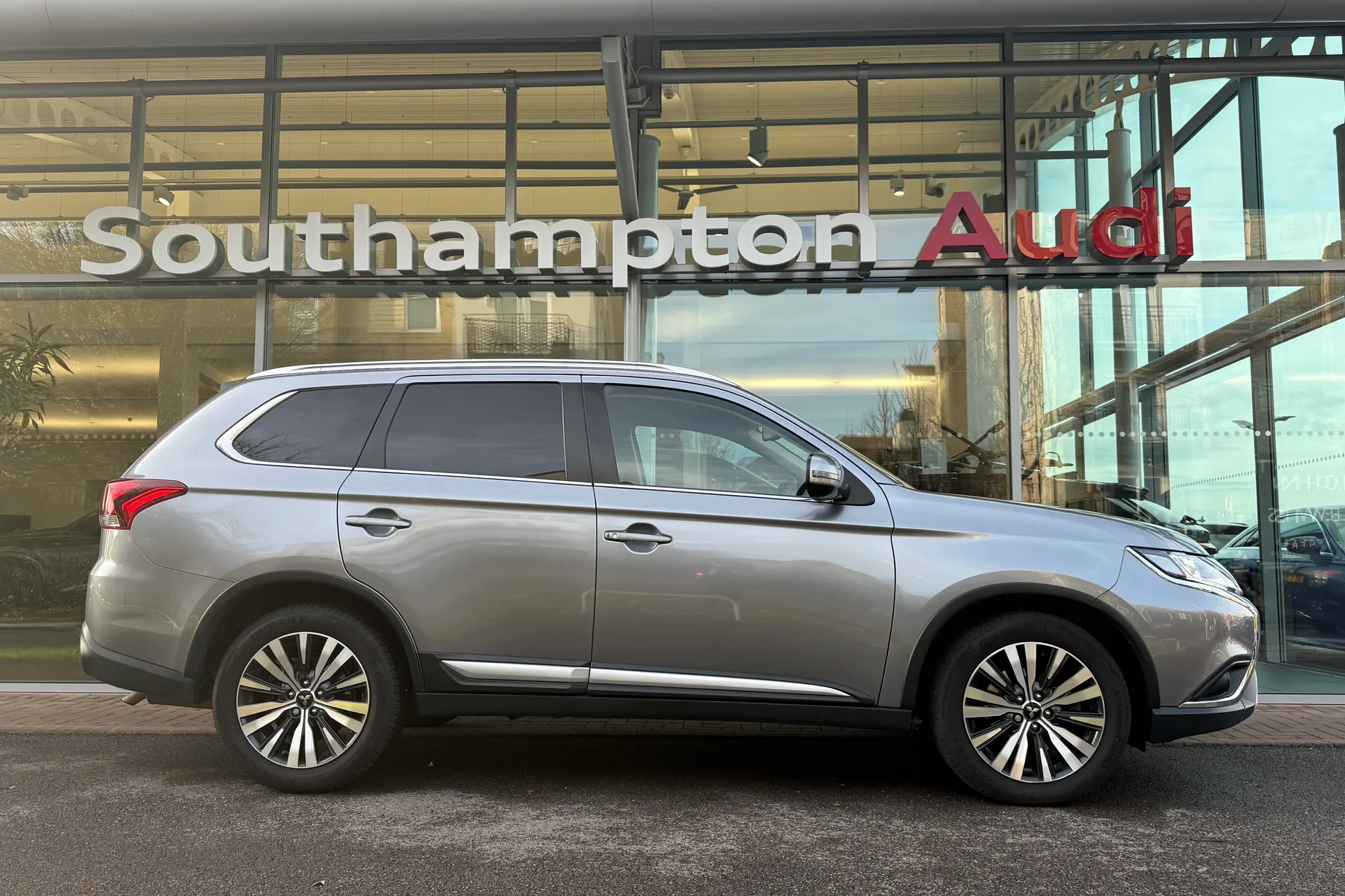 MITSUBISHI OUTLANDER thumbnail image number 2