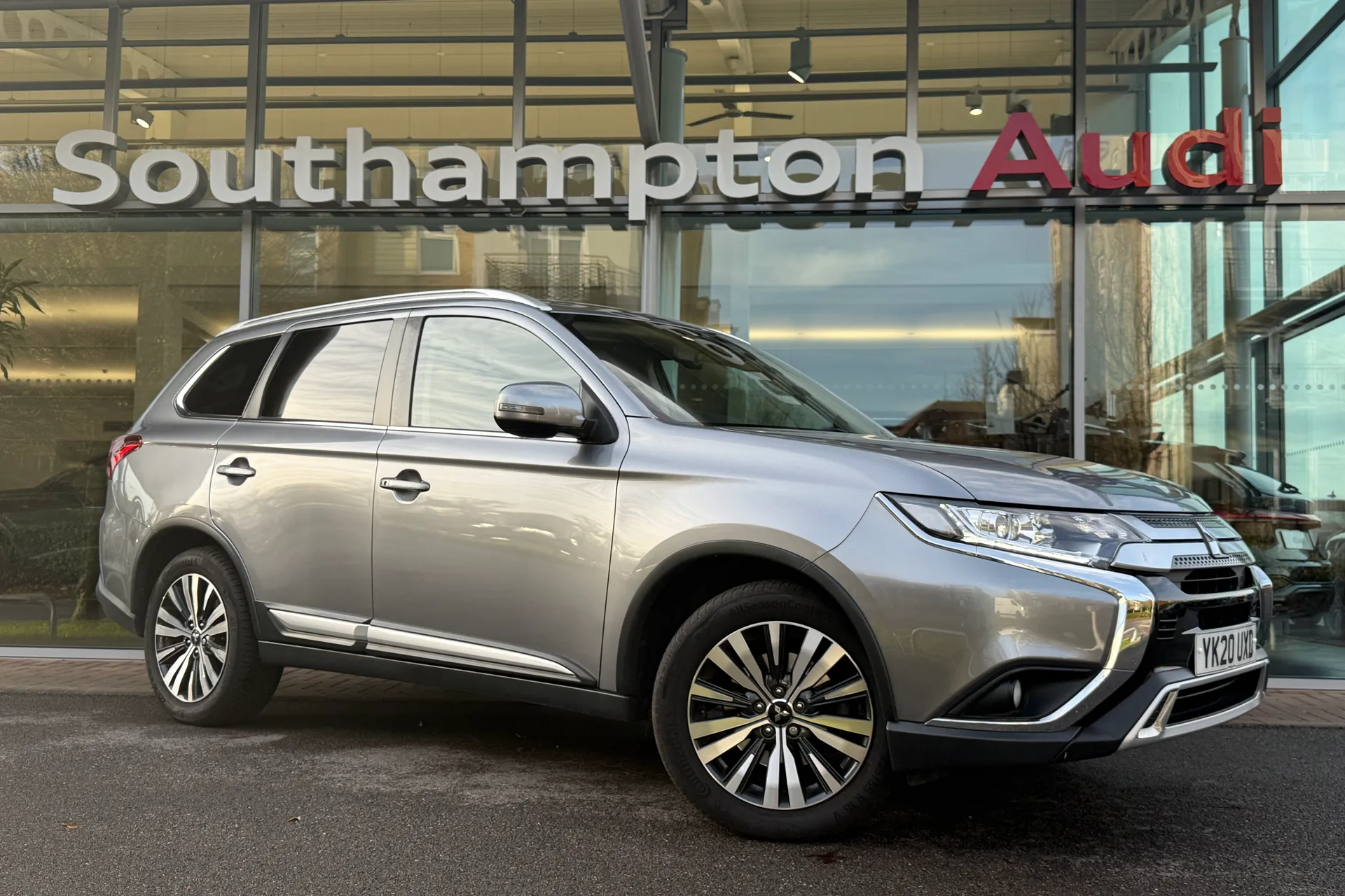 MITSUBISHI OUTLANDER focused image