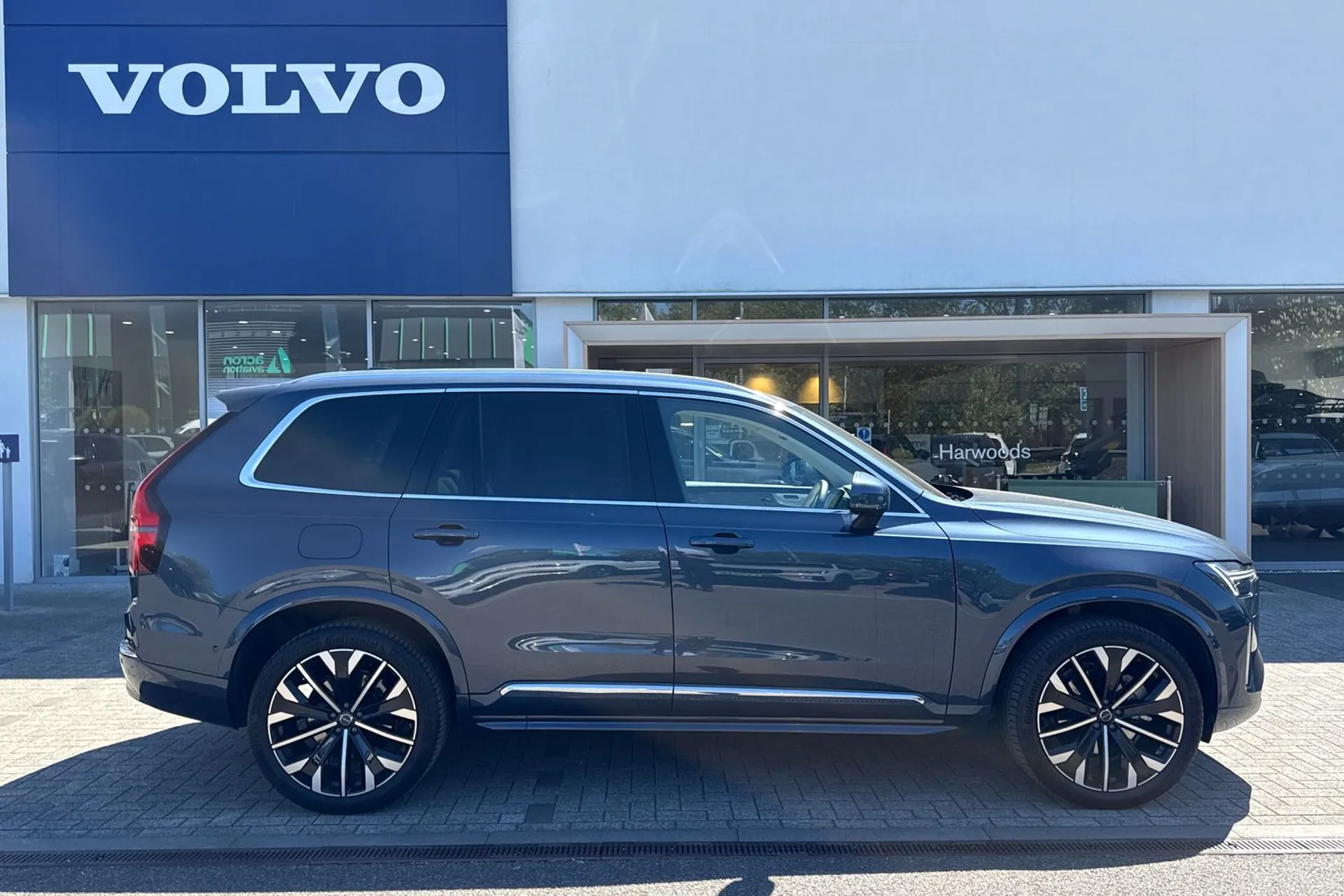 Volvo XC90 thumbnail image number 2