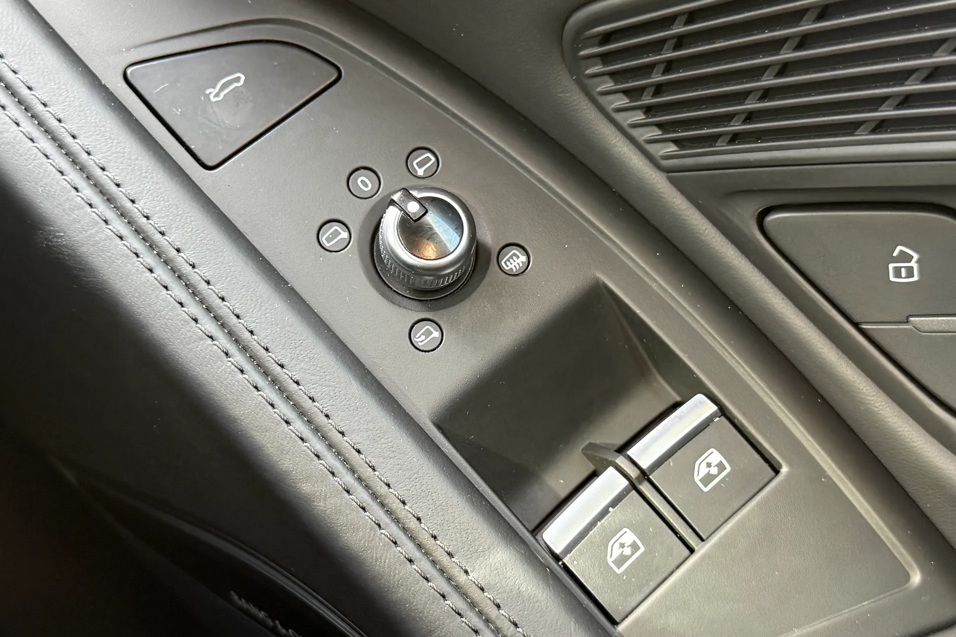 Audi R8 thumbnail image number 16