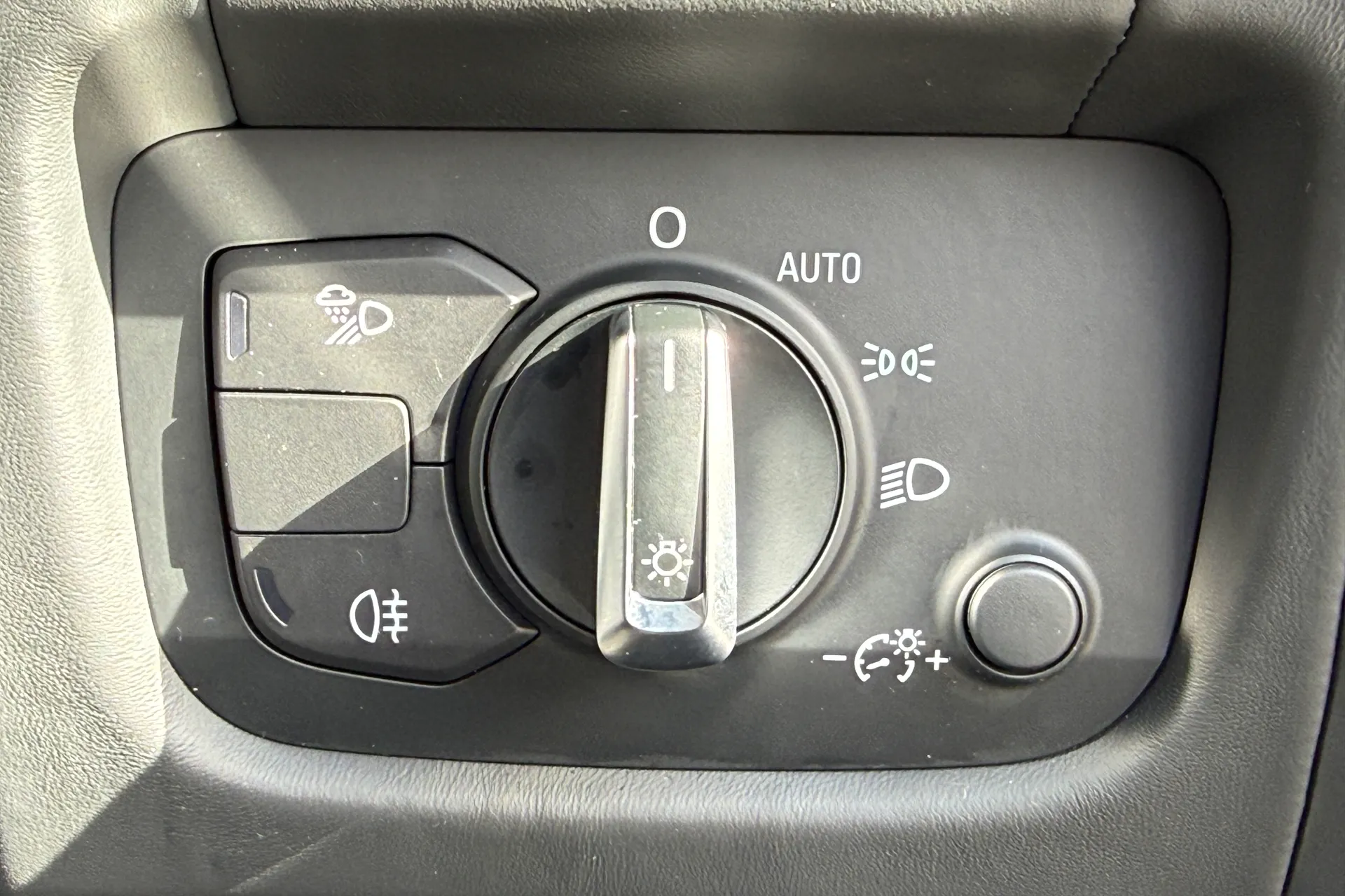 Audi R8 thumbnail image number 22