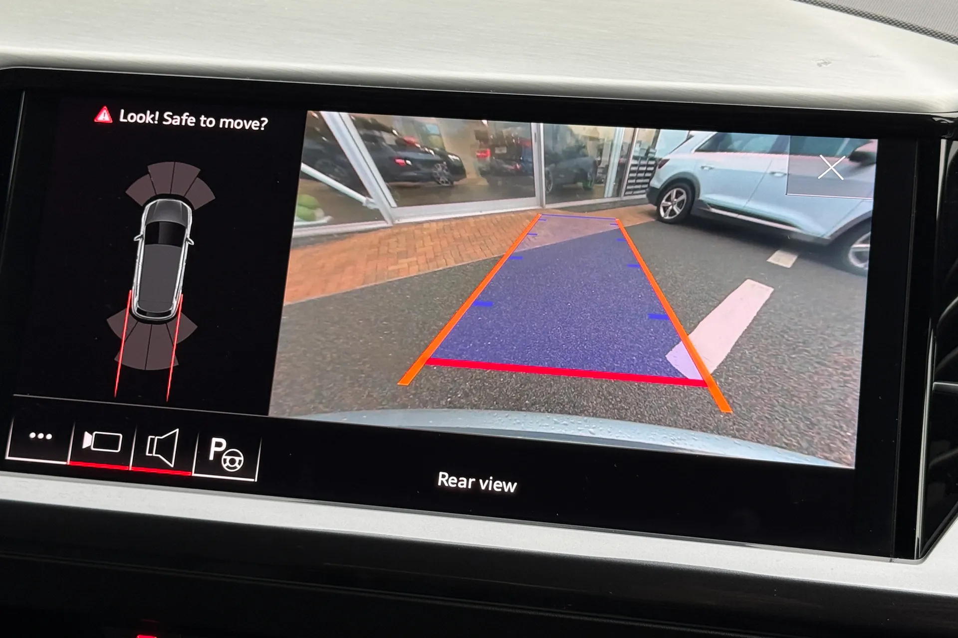 Audi Q4 thumbnail image number 6