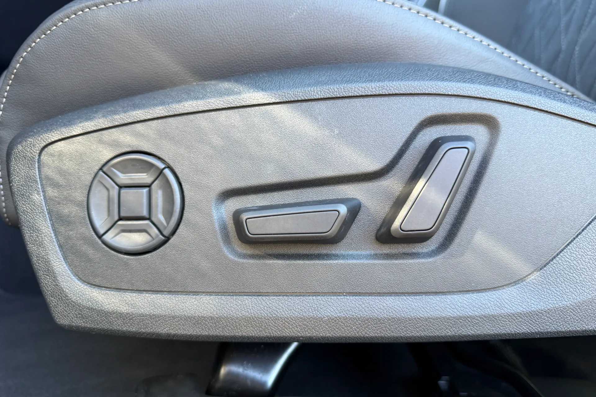 Audi A6 thumbnail image number 22