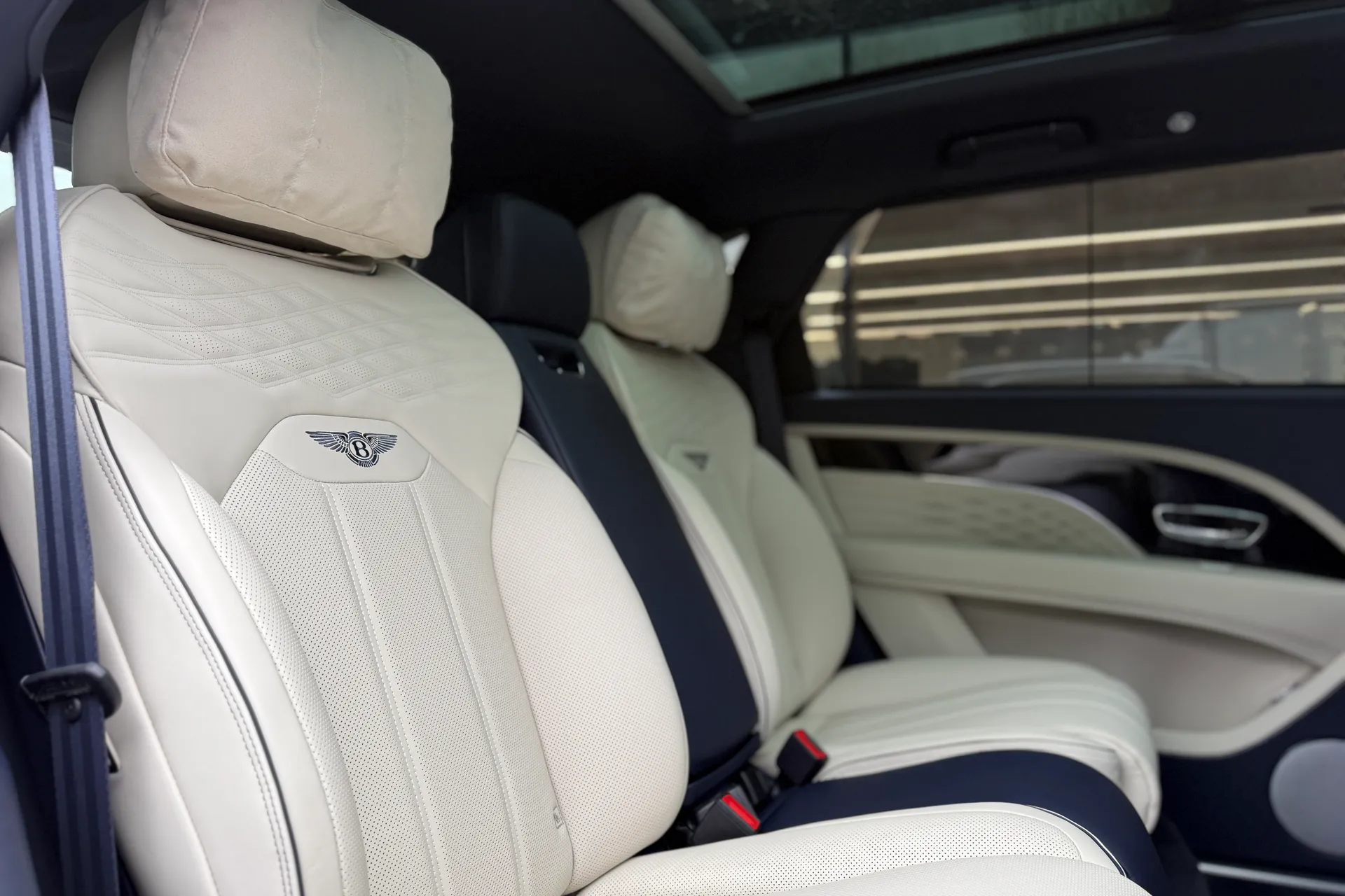 Bentley BENTAYGA thumbnail image number 25