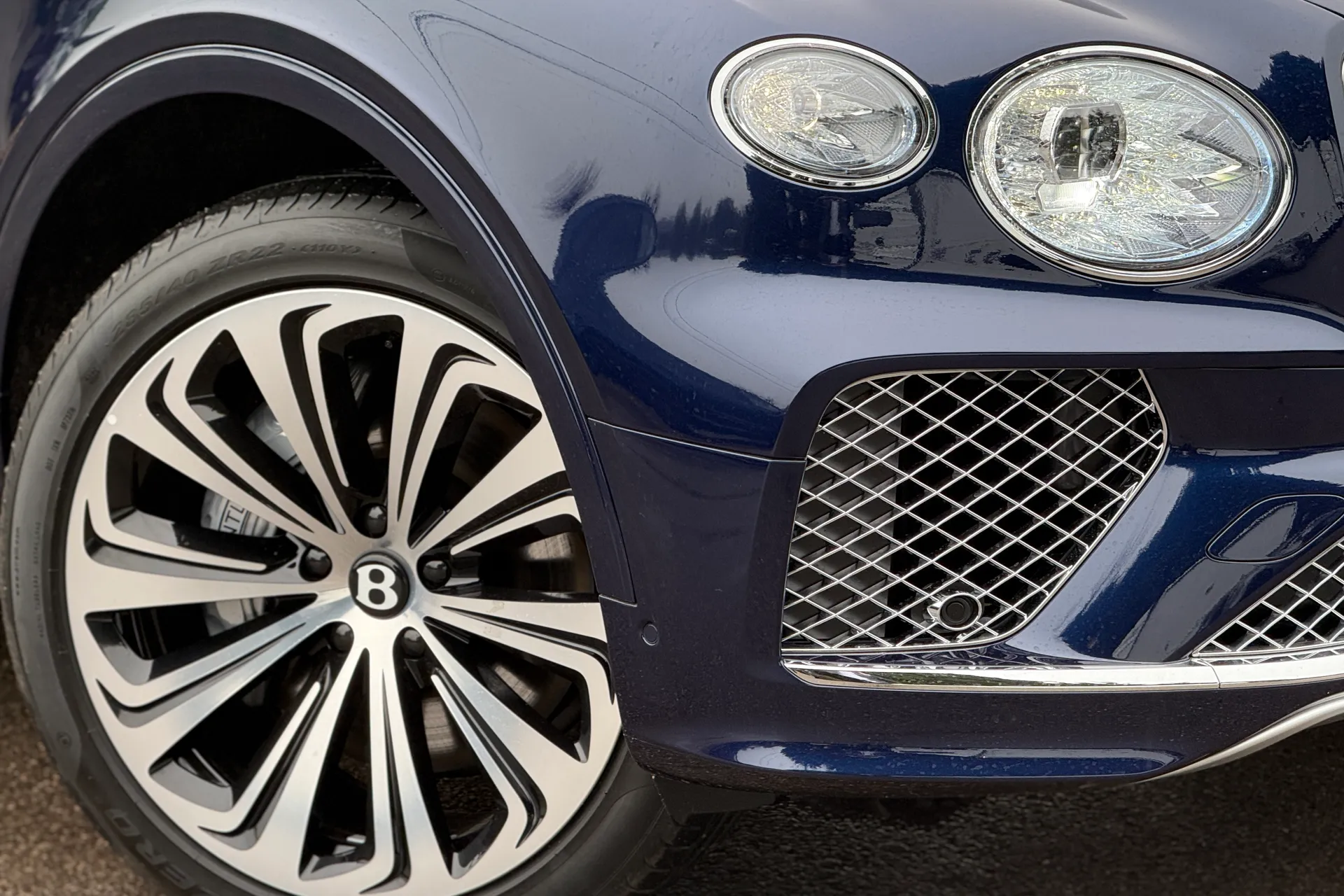 Bentley BENTAYGA thumbnail image number 2