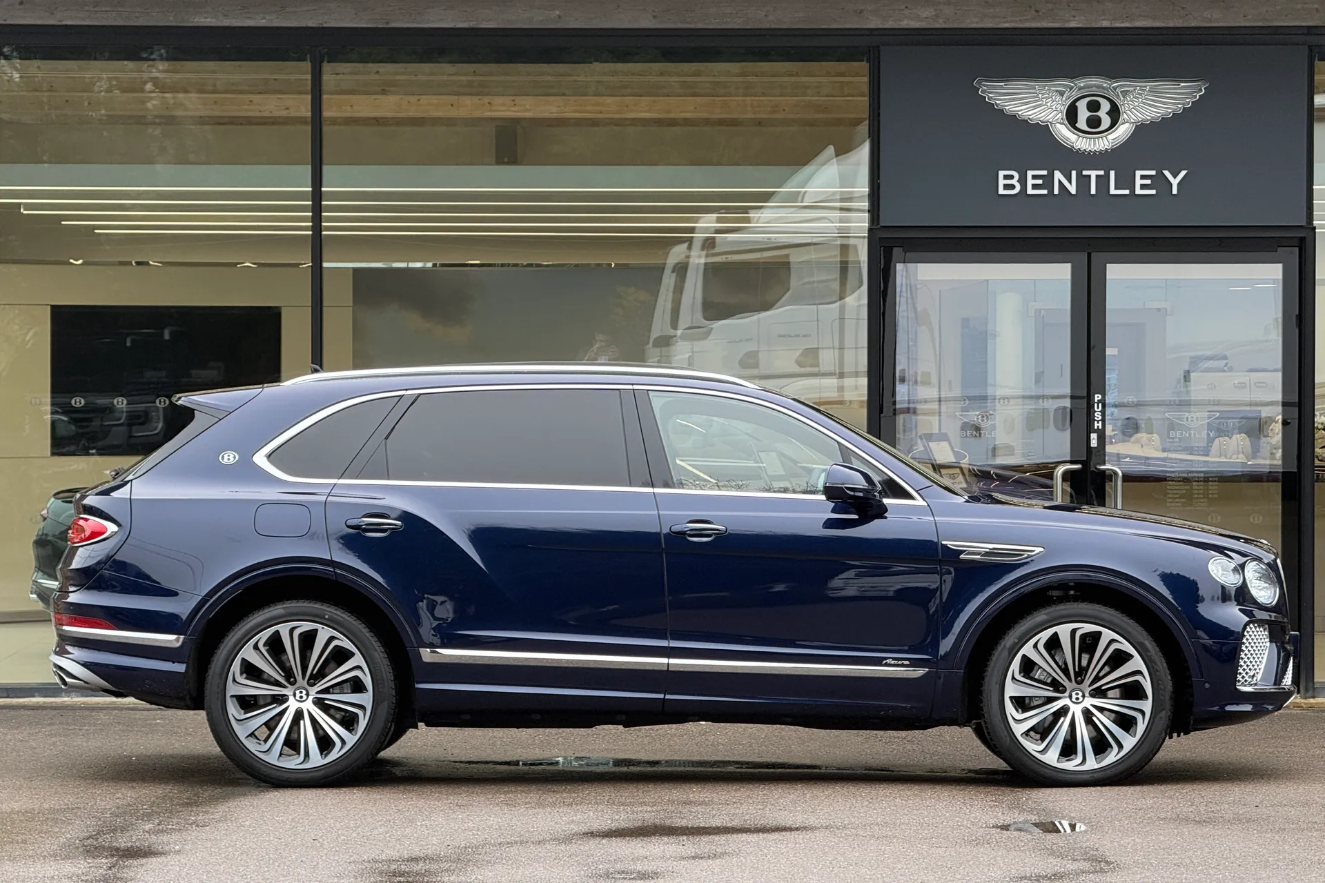 Bentley BENTAYGA thumbnail image number 4