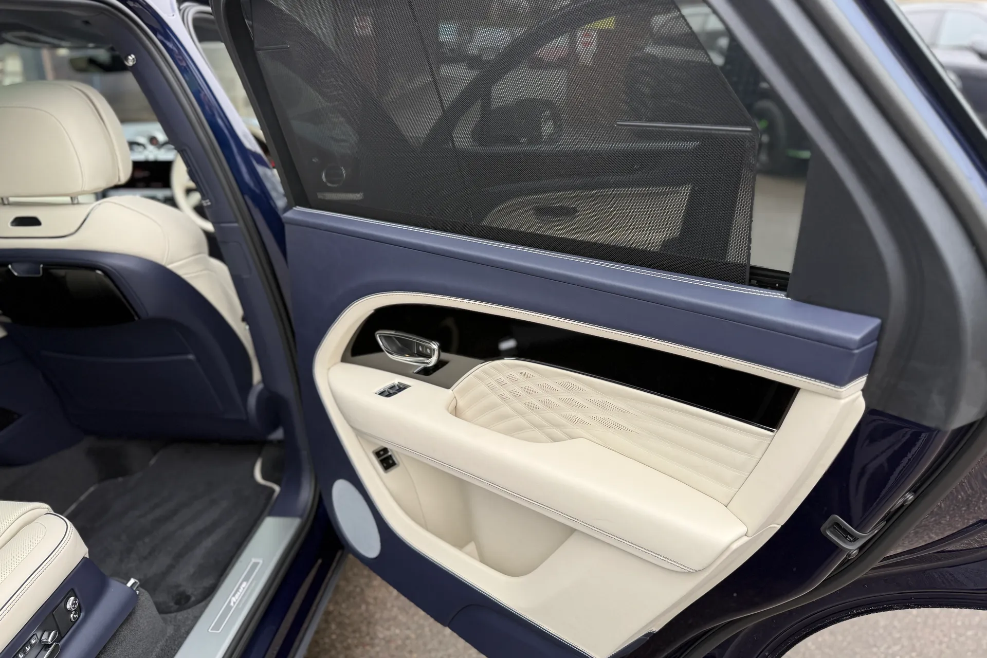 Bentley BENTAYGA thumbnail image number 24