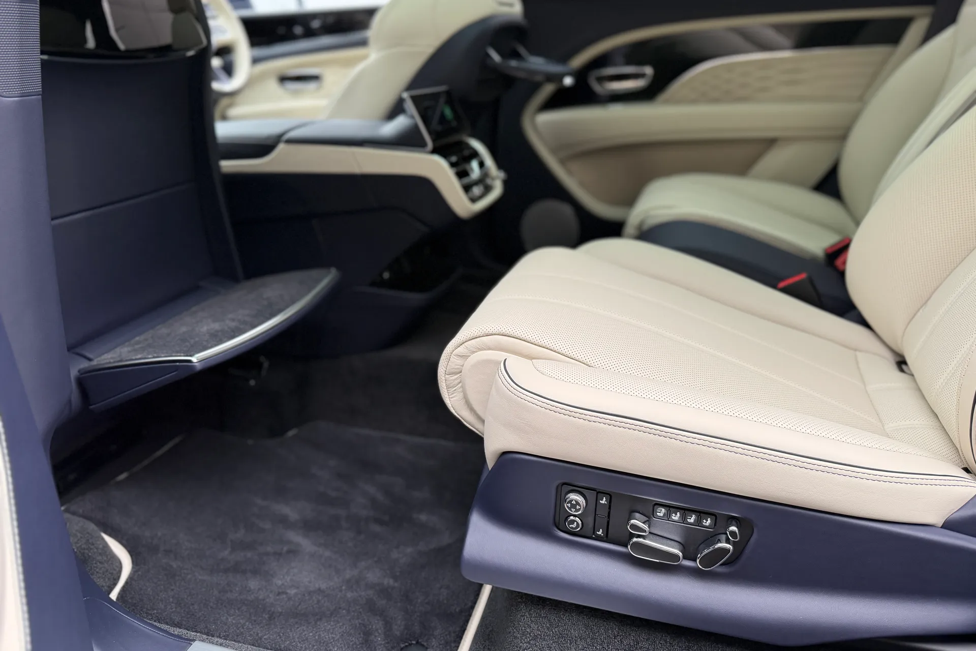 Bentley BENTAYGA thumbnail image number 39