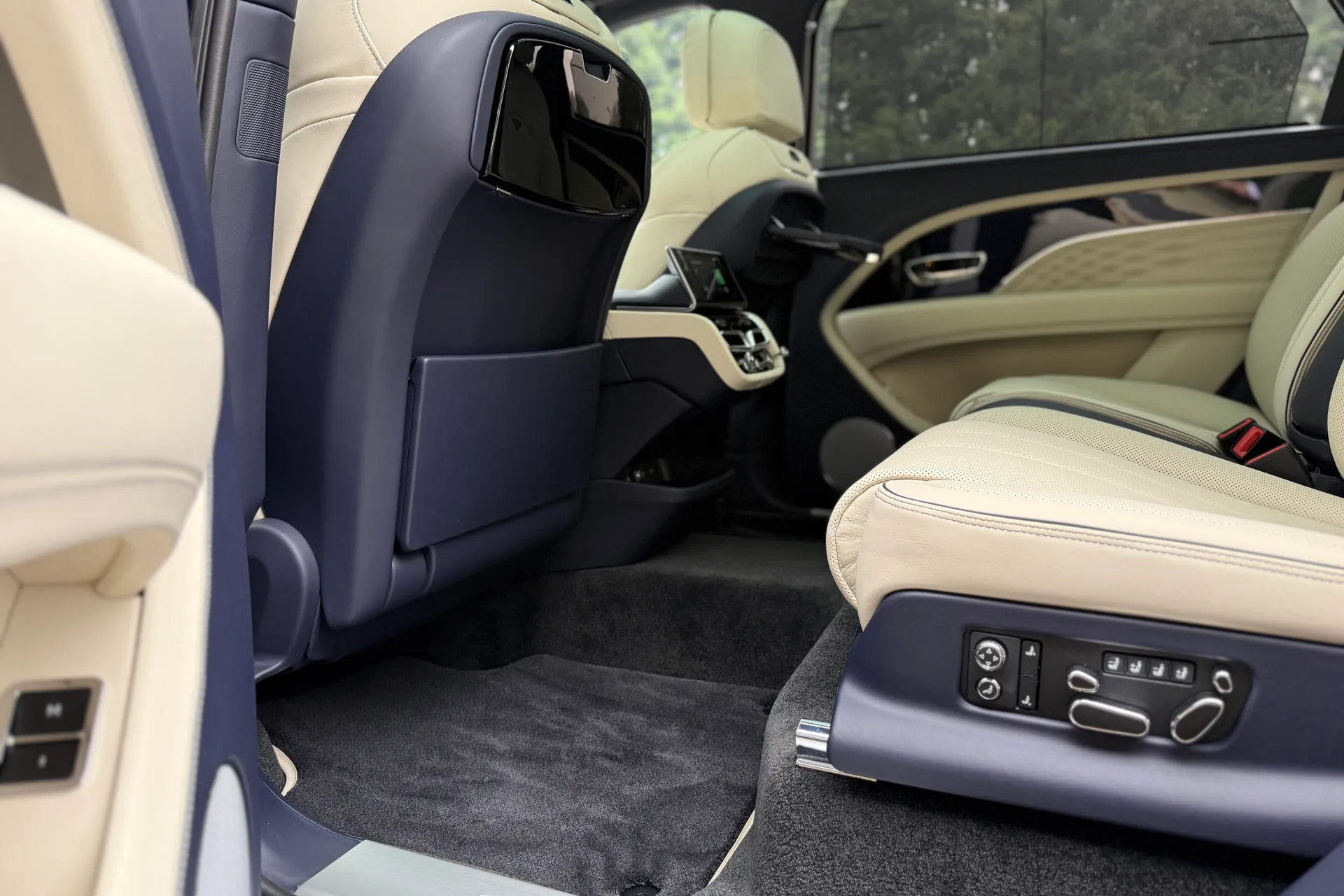 Bentley BENTAYGA thumbnail image number 36