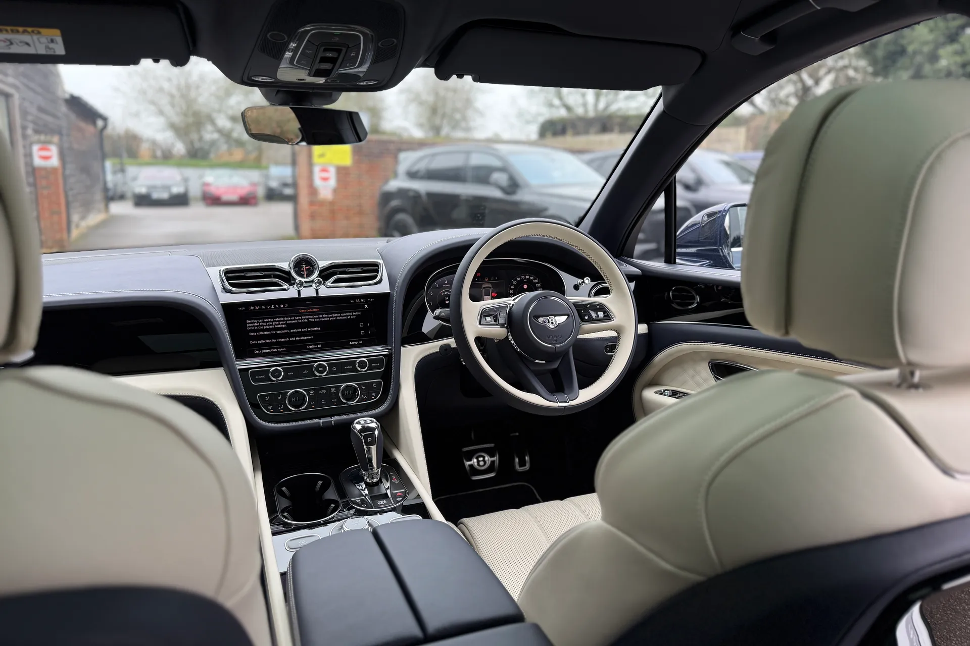 Bentley BENTAYGA thumbnail image number 32
