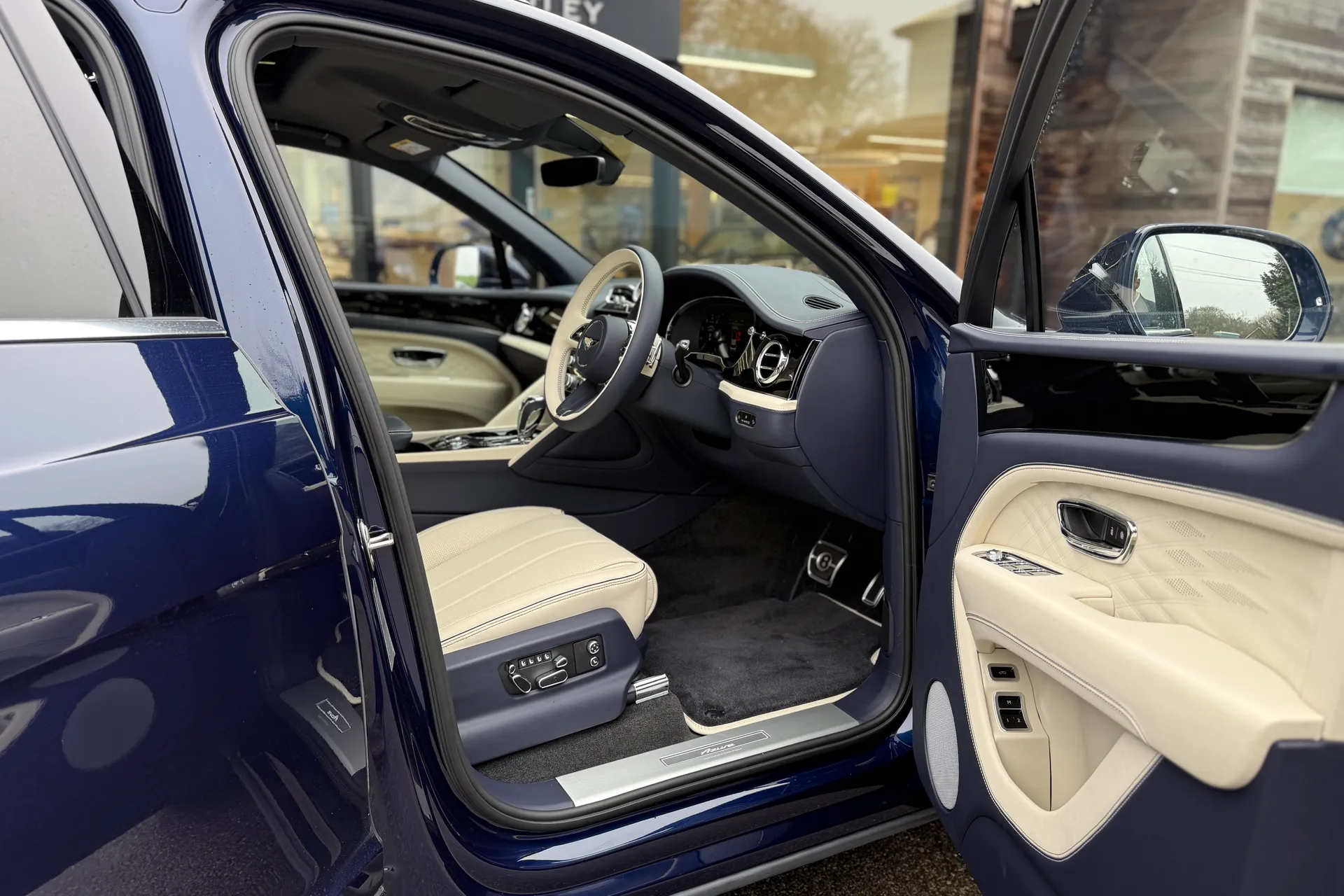 Bentley BENTAYGA thumbnail image number 29