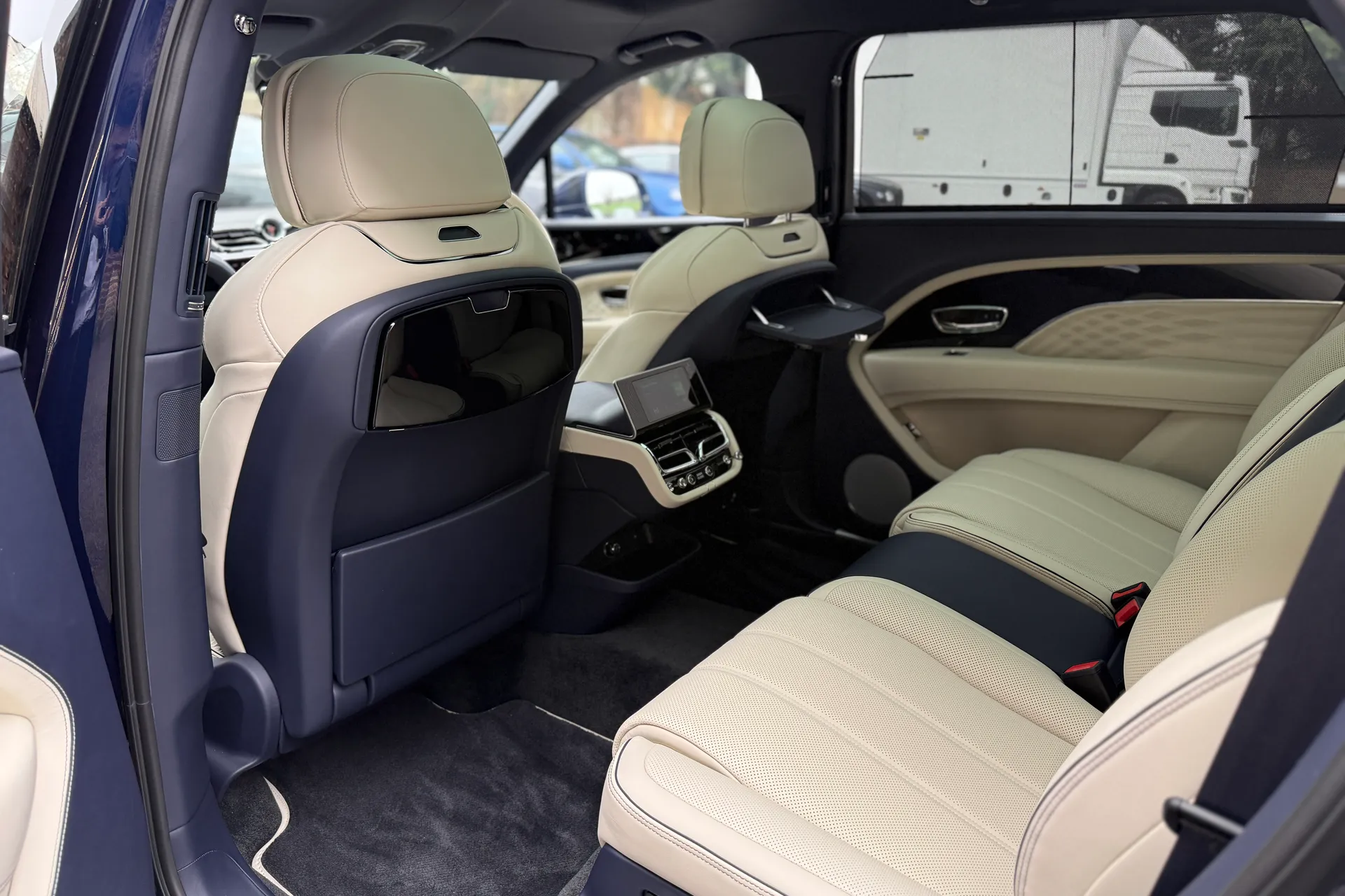 Bentley BENTAYGA thumbnail image number 37