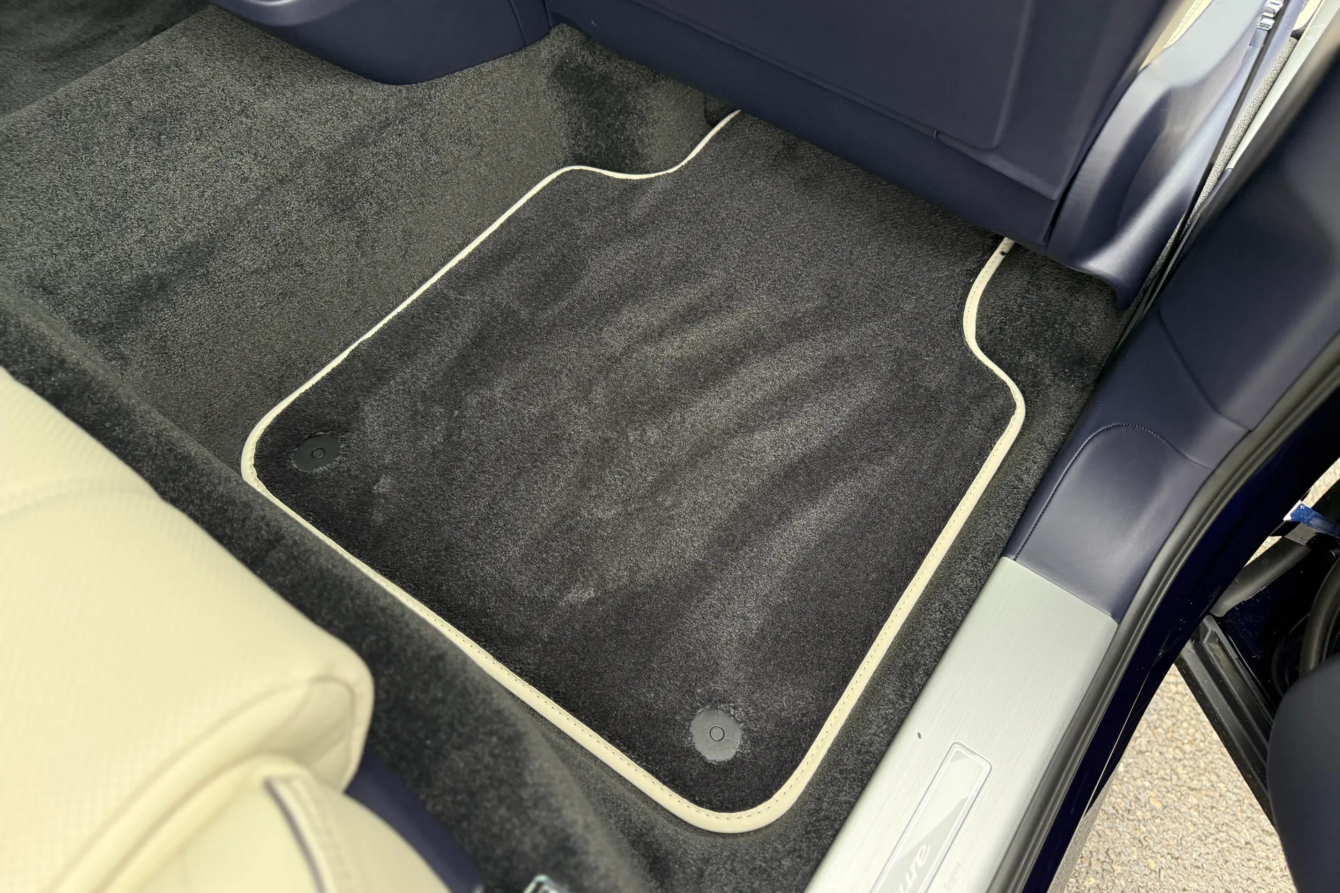 Bentley BENTAYGA thumbnail image number 26