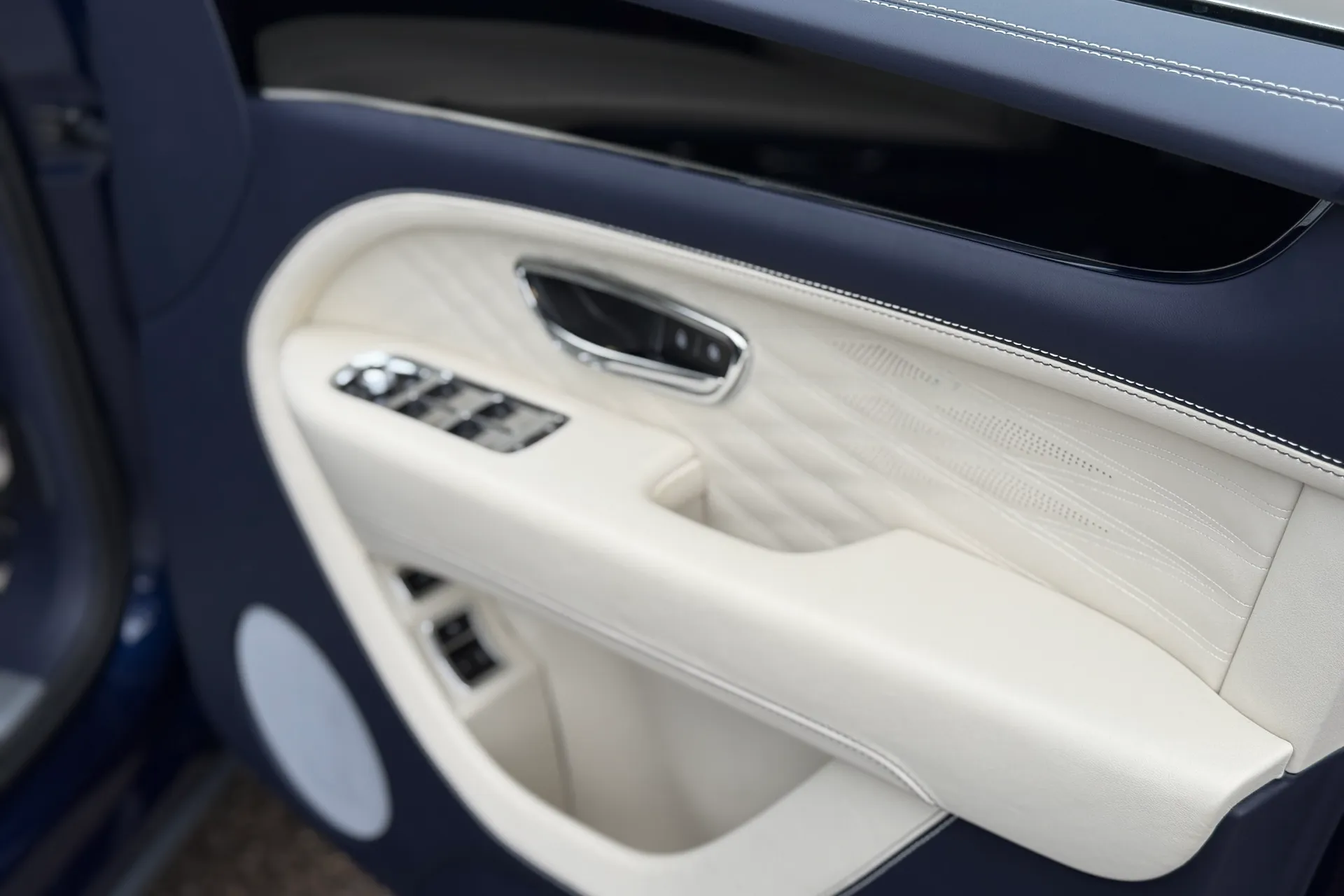 Bentley BENTAYGA thumbnail image number 23