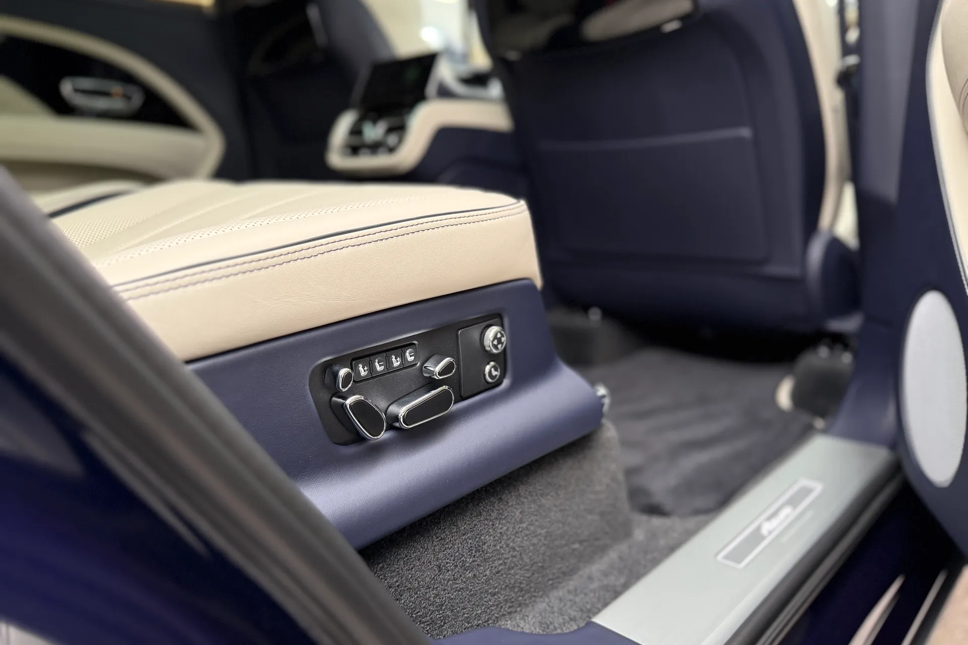 Bentley BENTAYGA thumbnail image number 34