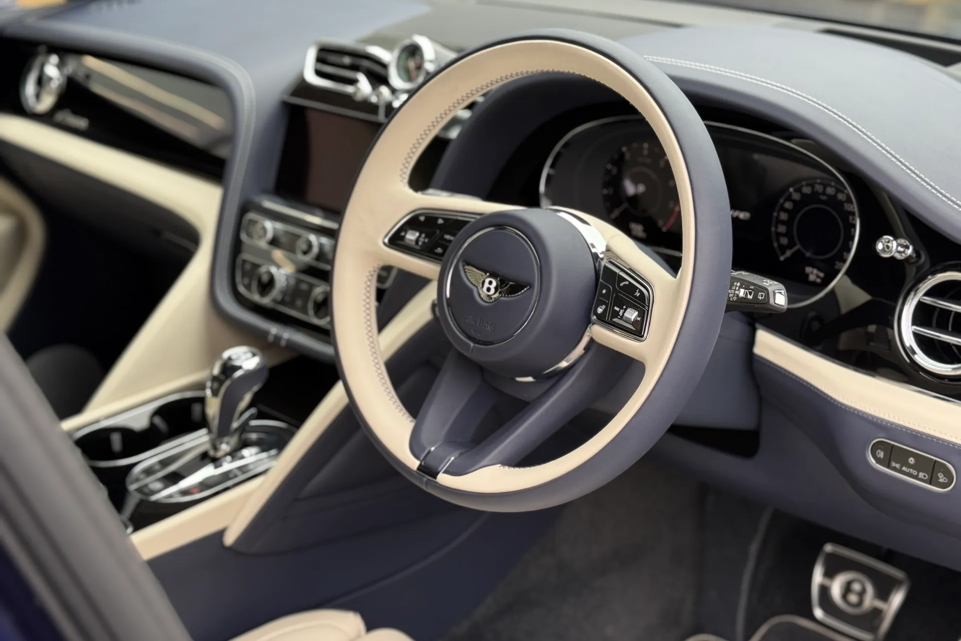 Bentley BENTAYGA thumbnail image number 13