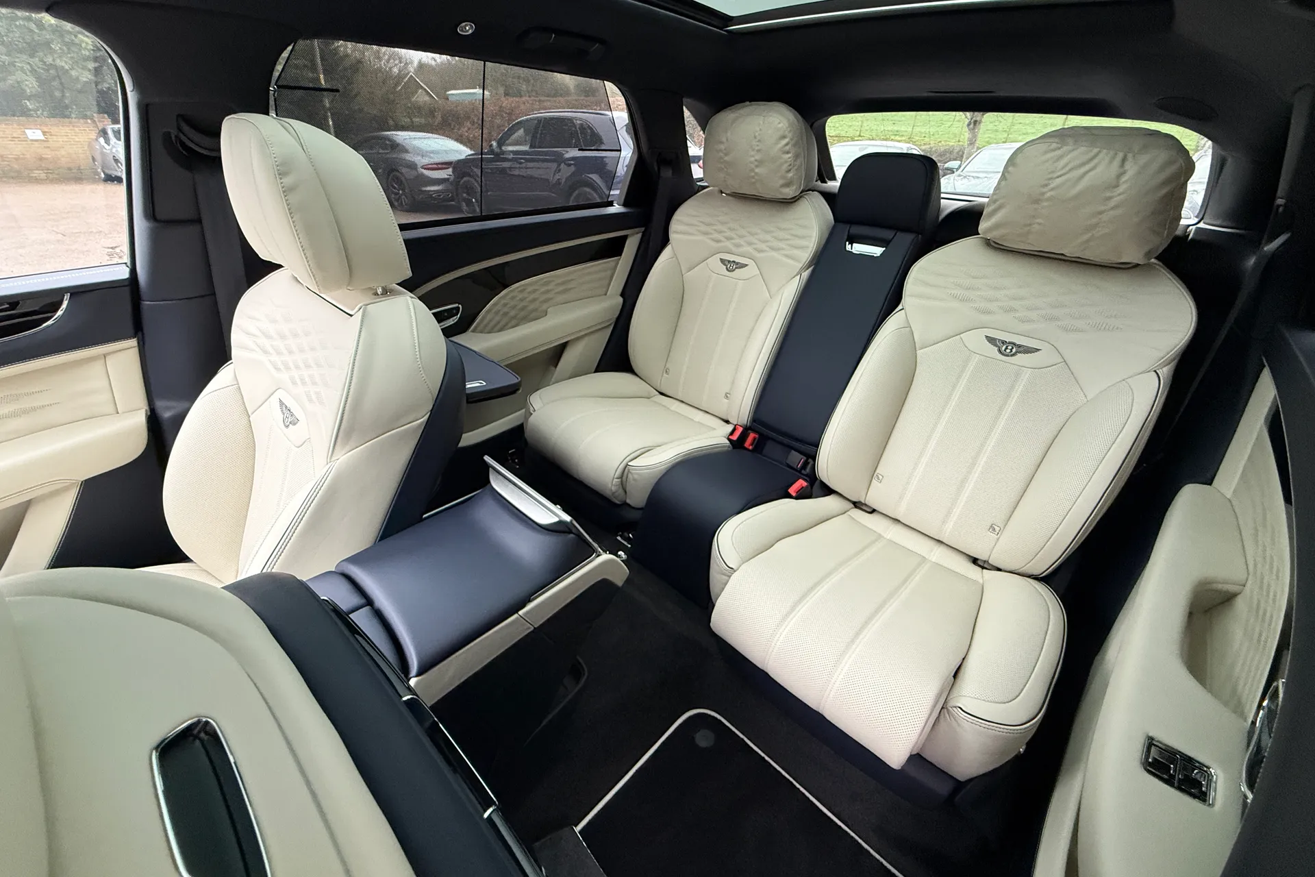 Bentley BENTAYGA thumbnail image number 44