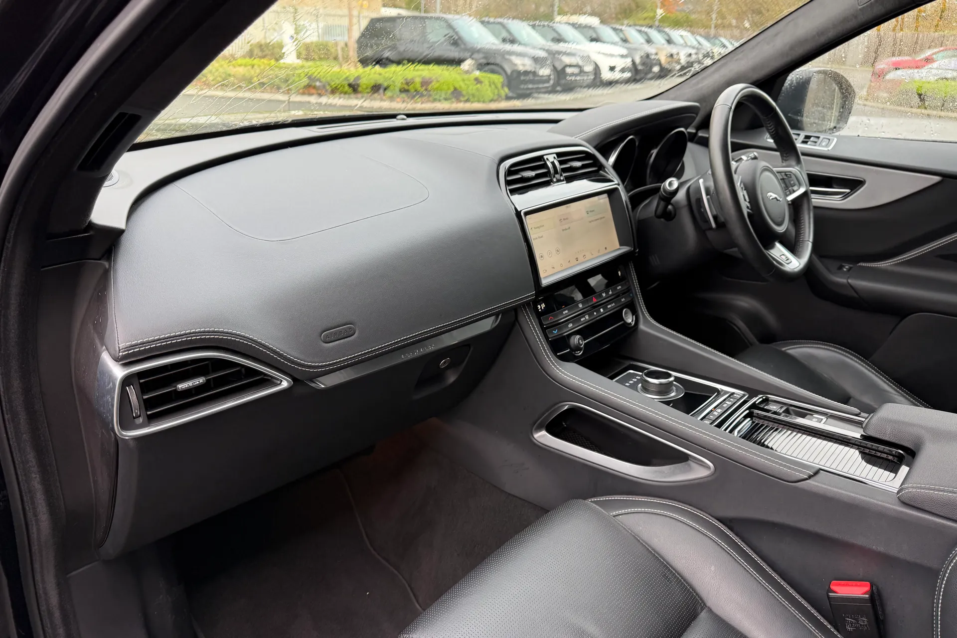 Jaguar F-PACE thumbnail image number 44