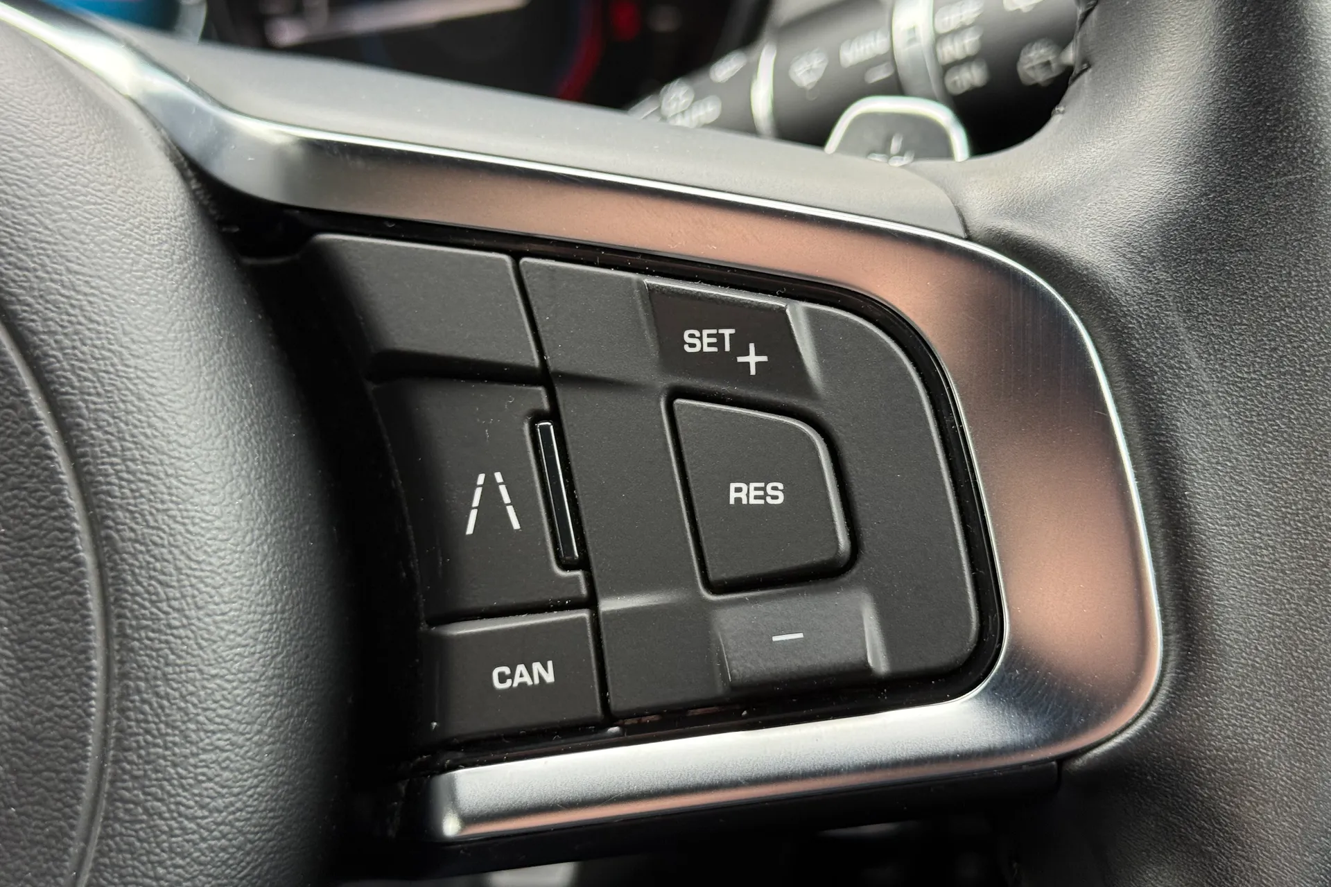 Jaguar F-PACE thumbnail image number 25