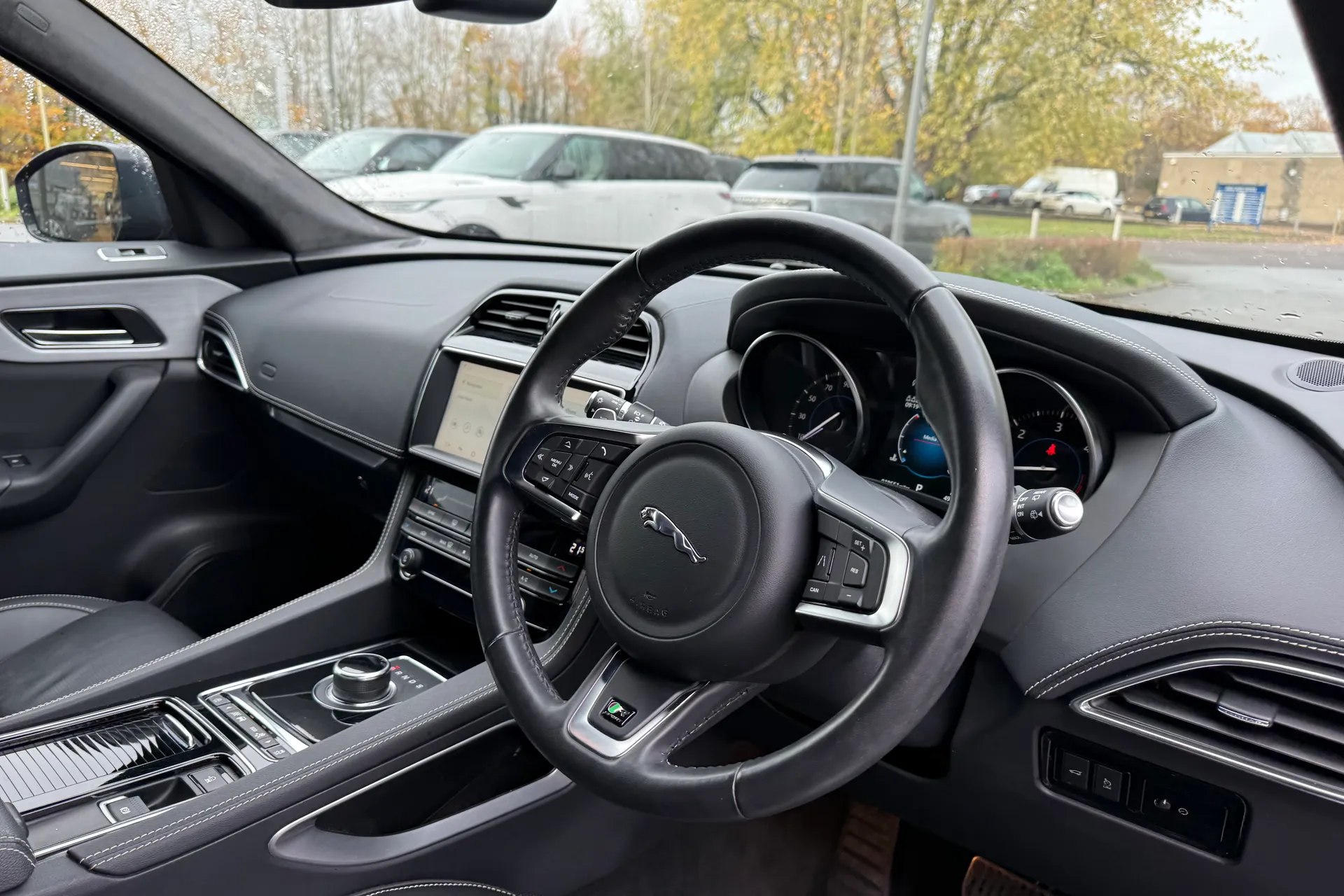 Jaguar F-PACE thumbnail image number 29