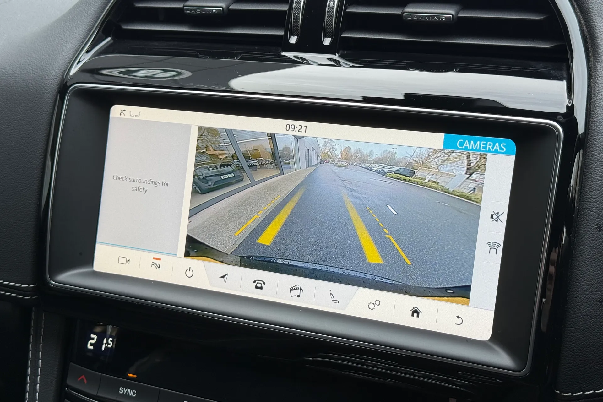 Jaguar F-PACE thumbnail image number 4