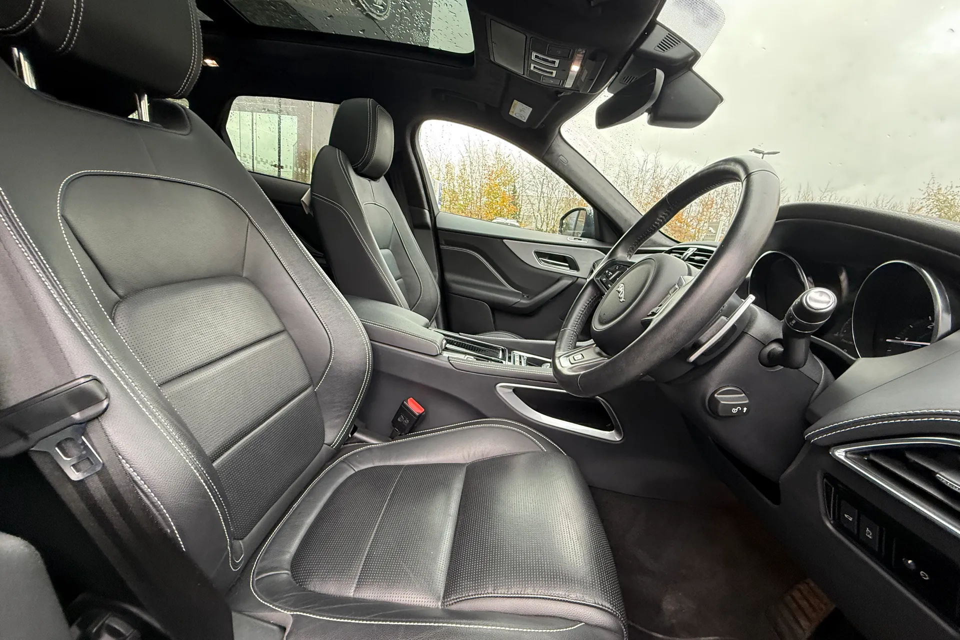 Jaguar F-PACE thumbnail image number 9