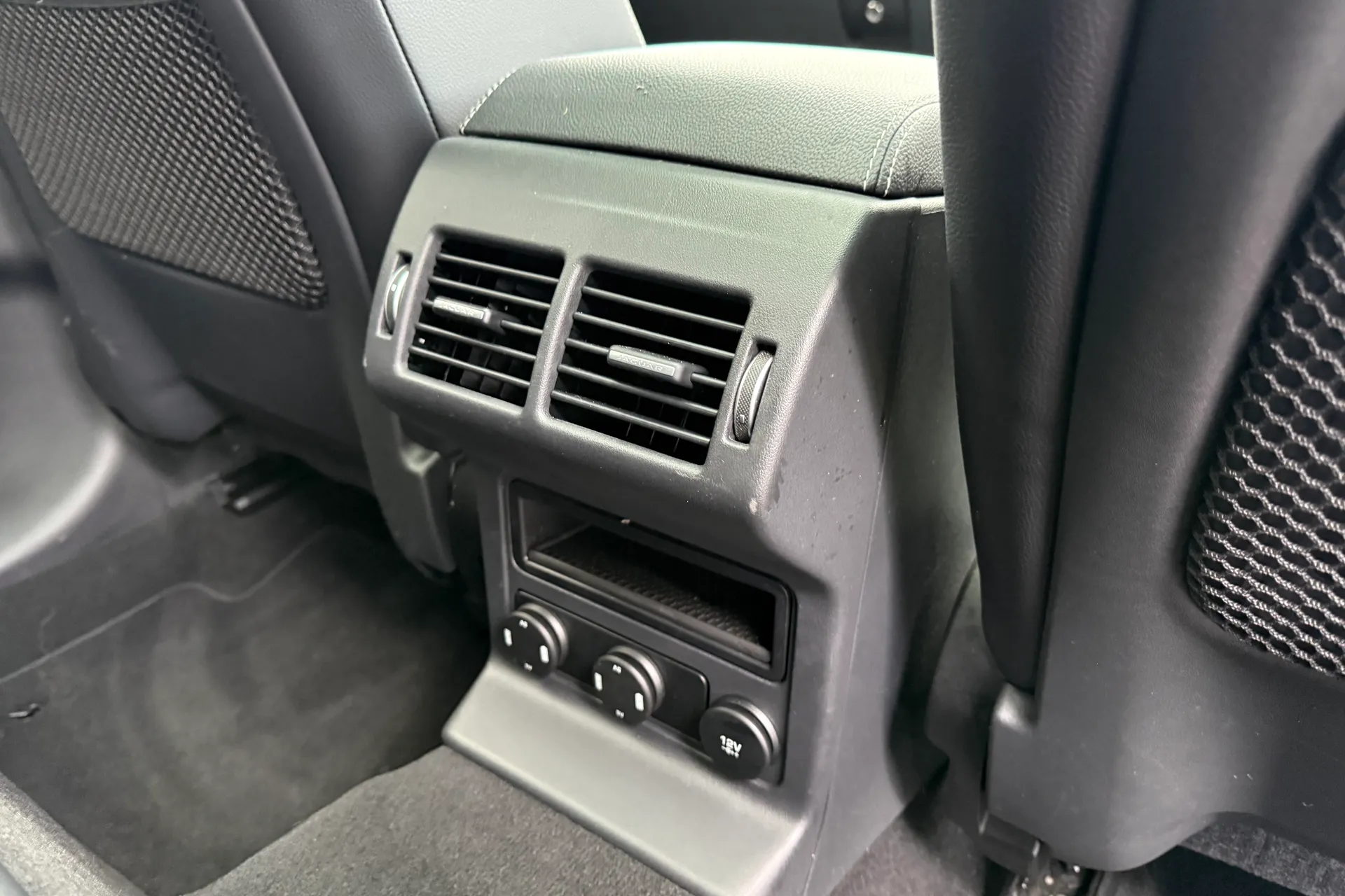 Jaguar F-PACE thumbnail image number 32