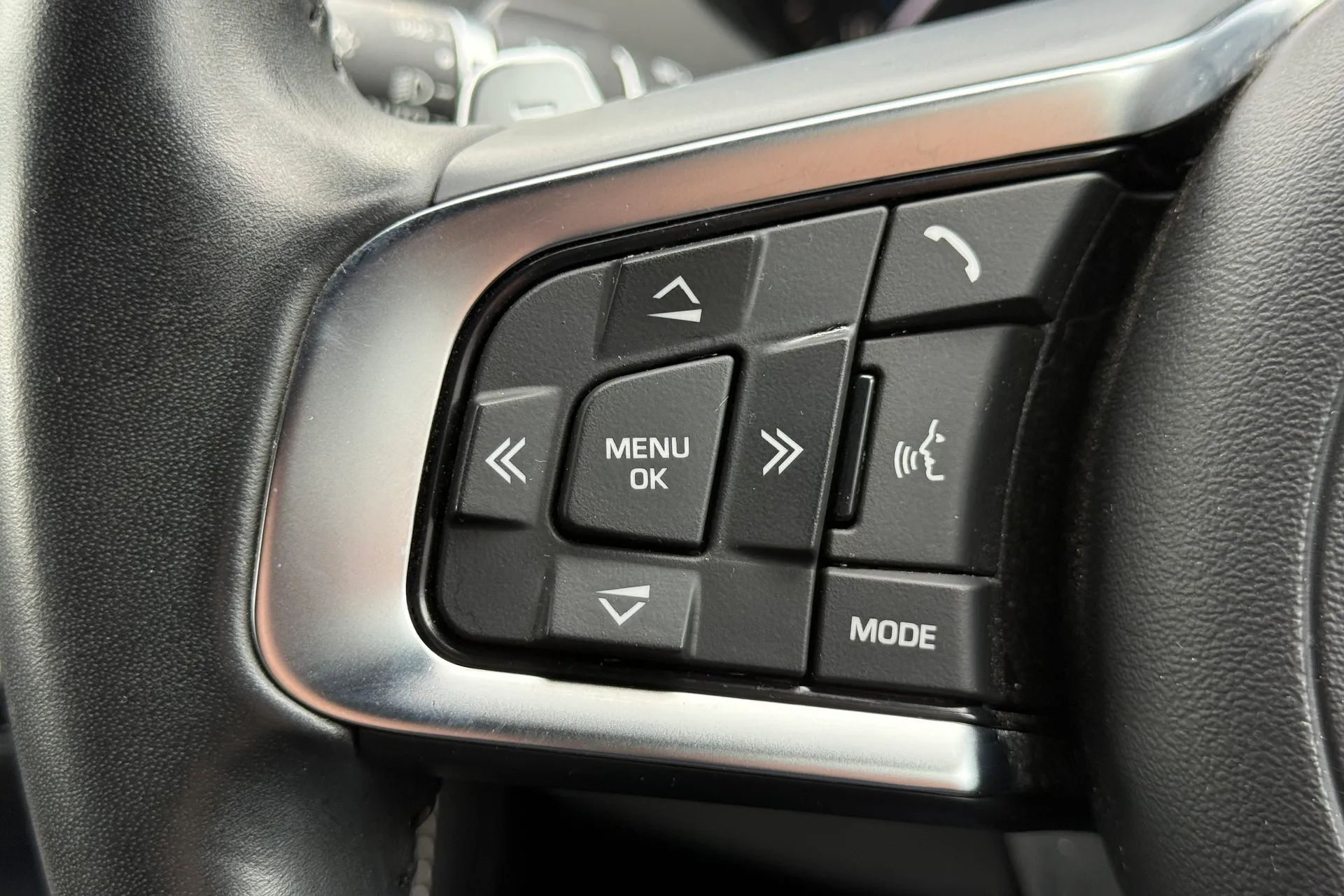 Jaguar F-PACE thumbnail image number 23