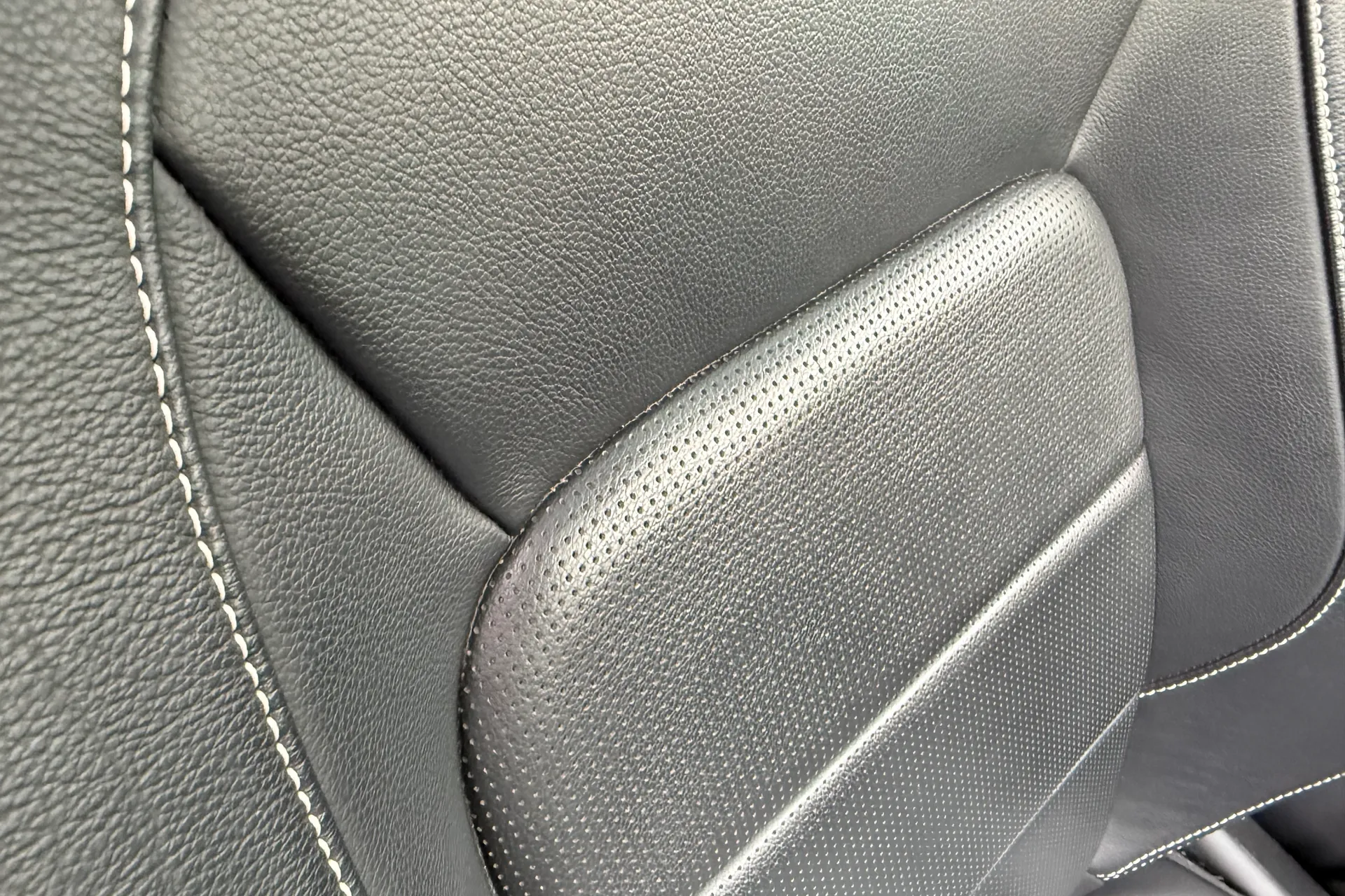 Jaguar F-PACE thumbnail image number 31