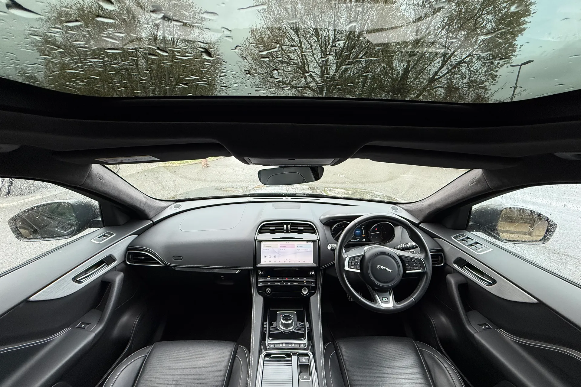 Jaguar F-PACE thumbnail image number 3