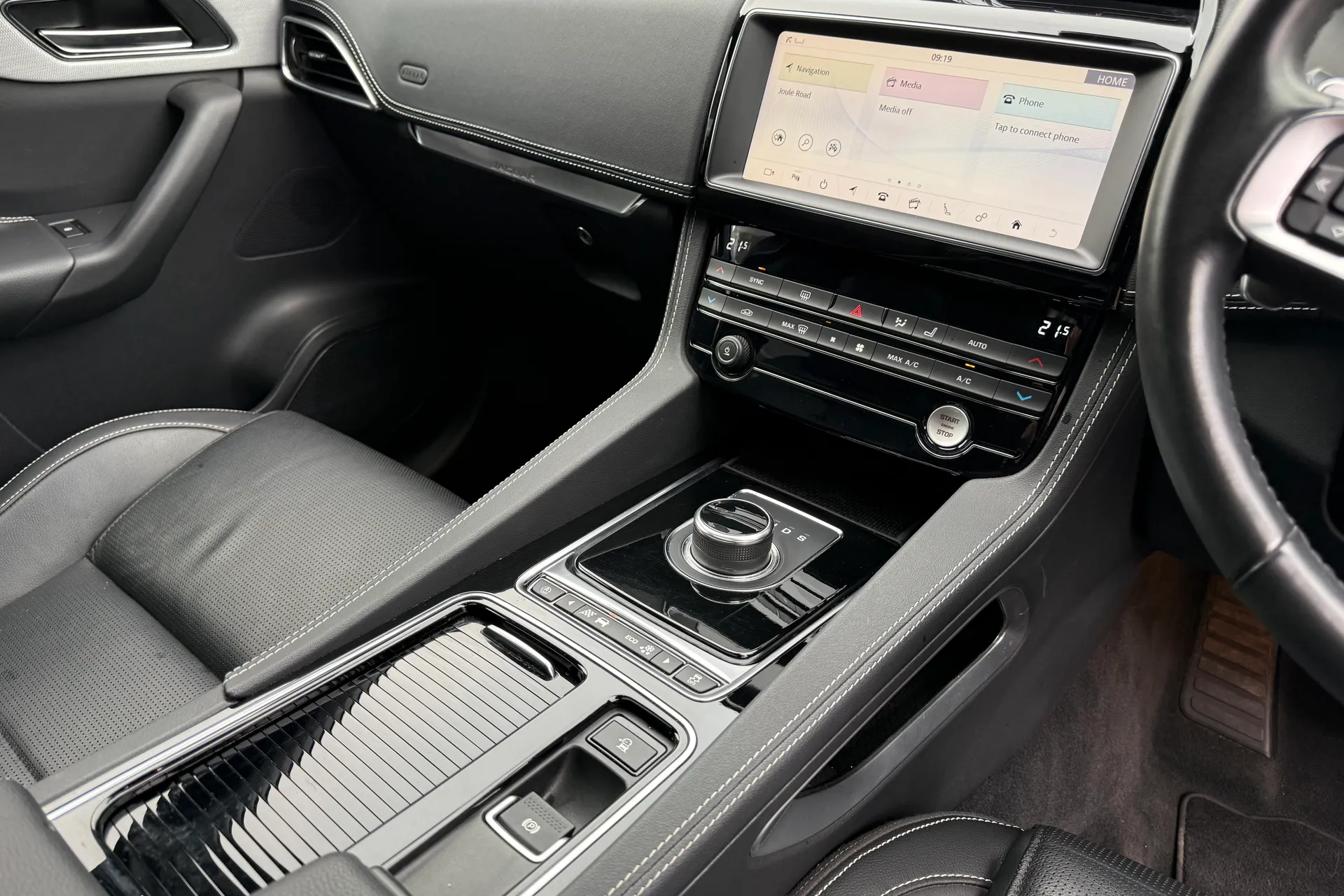 Jaguar F-PACE thumbnail image number 19