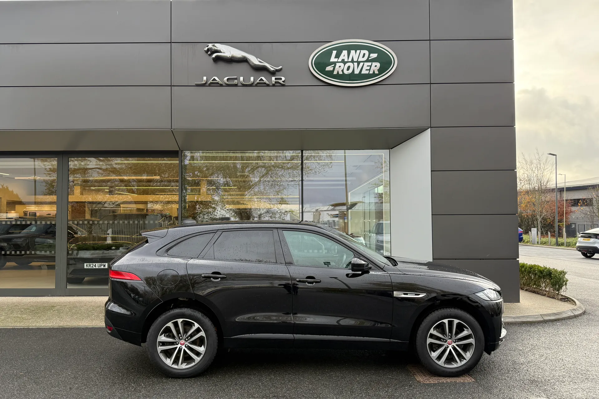 Jaguar F-PACE thumbnail image number 2