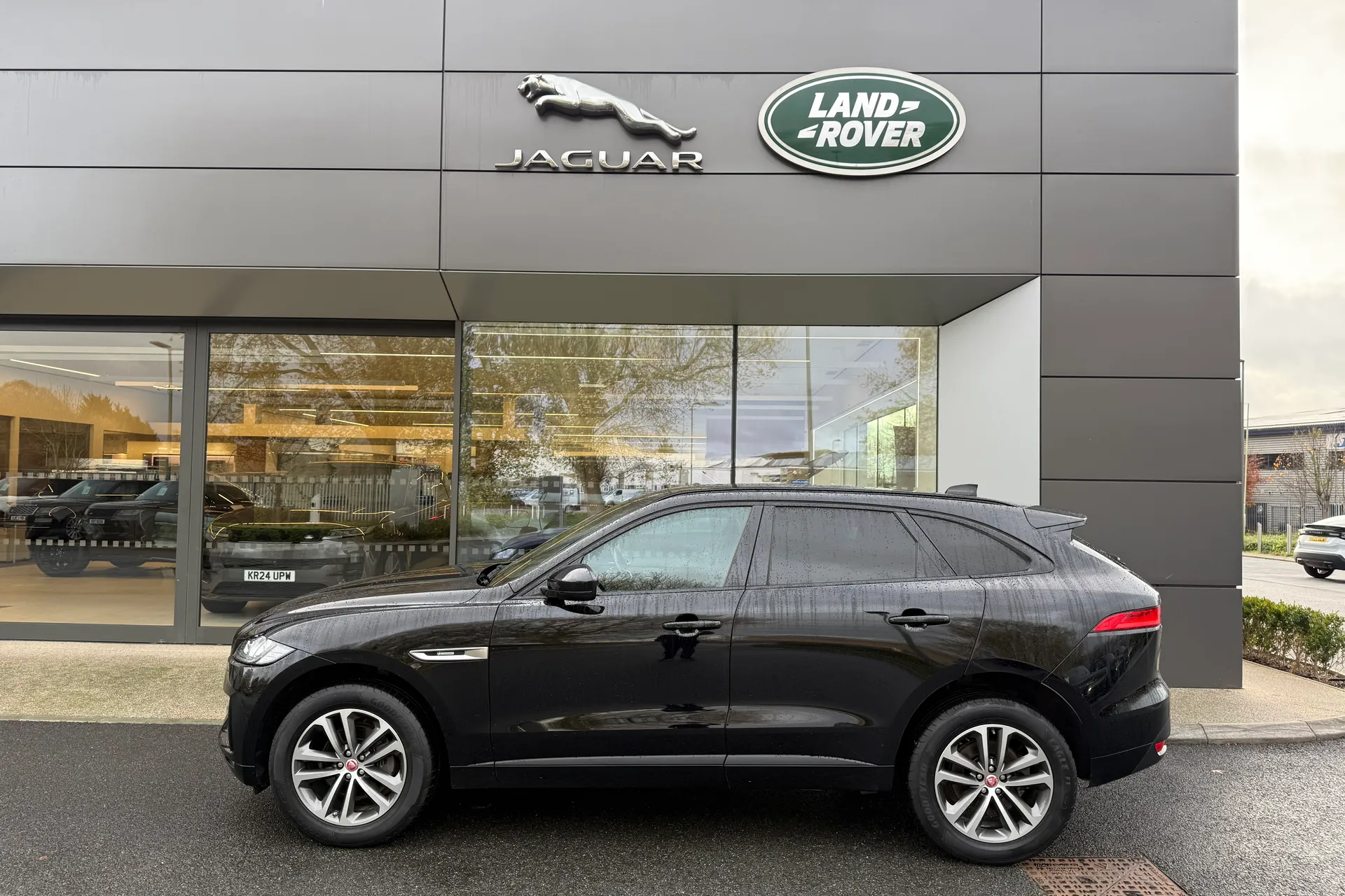 Jaguar F-PACE thumbnail image number 24