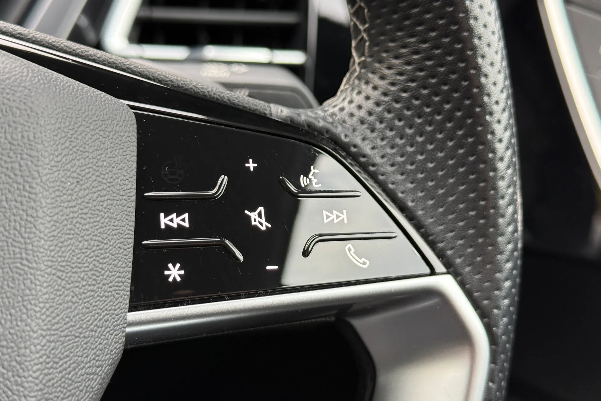 Audi Q4 thumbnail image number 16