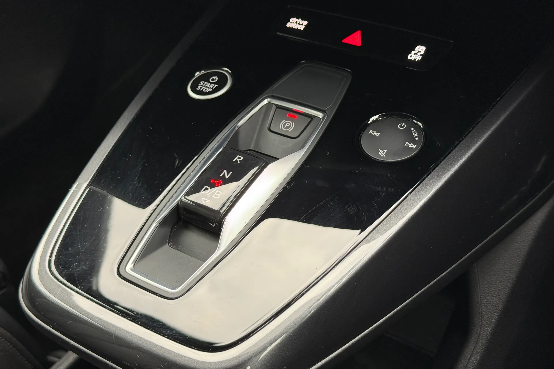 Audi Q4 thumbnail image number 11