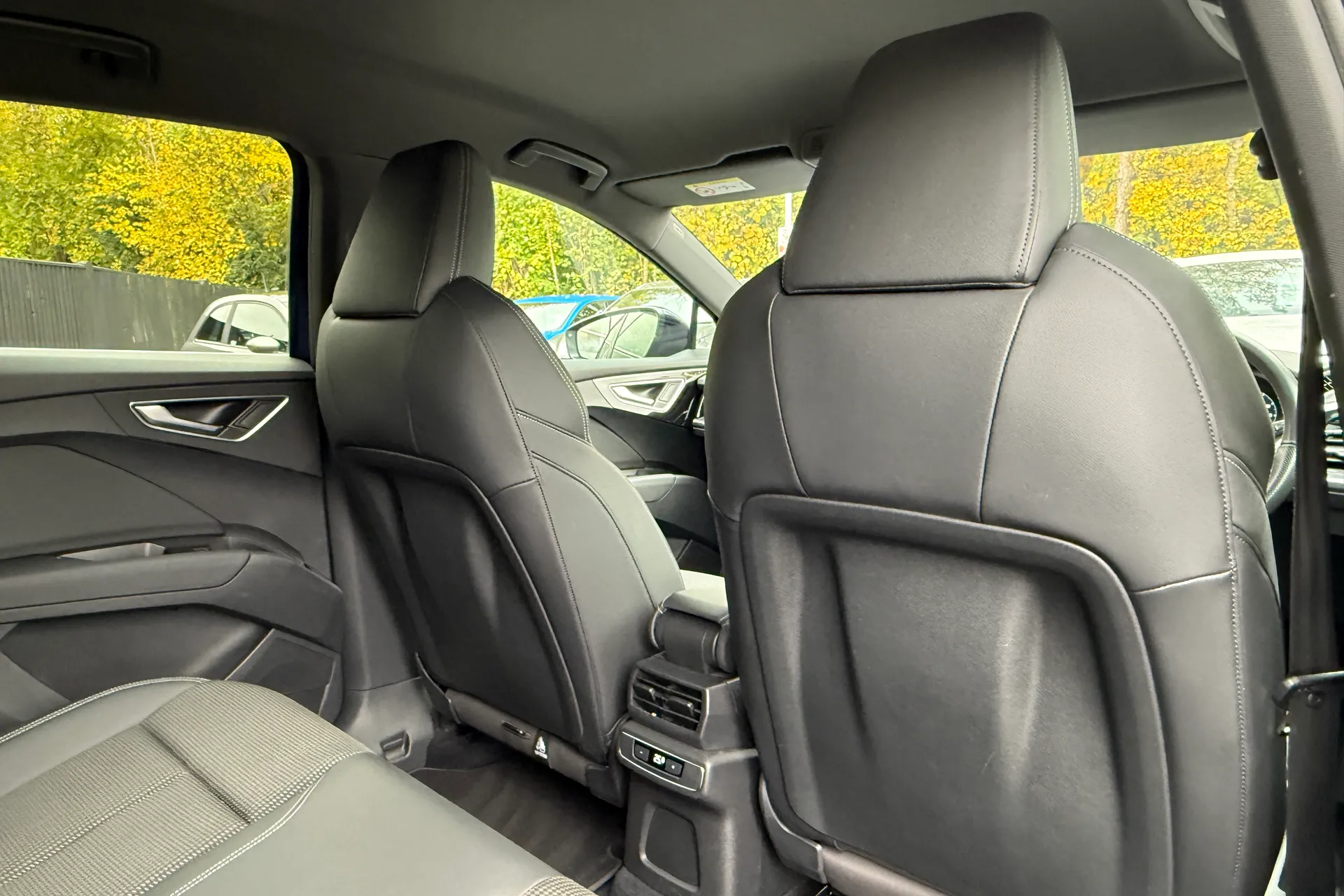 Audi Q4 thumbnail image number 11