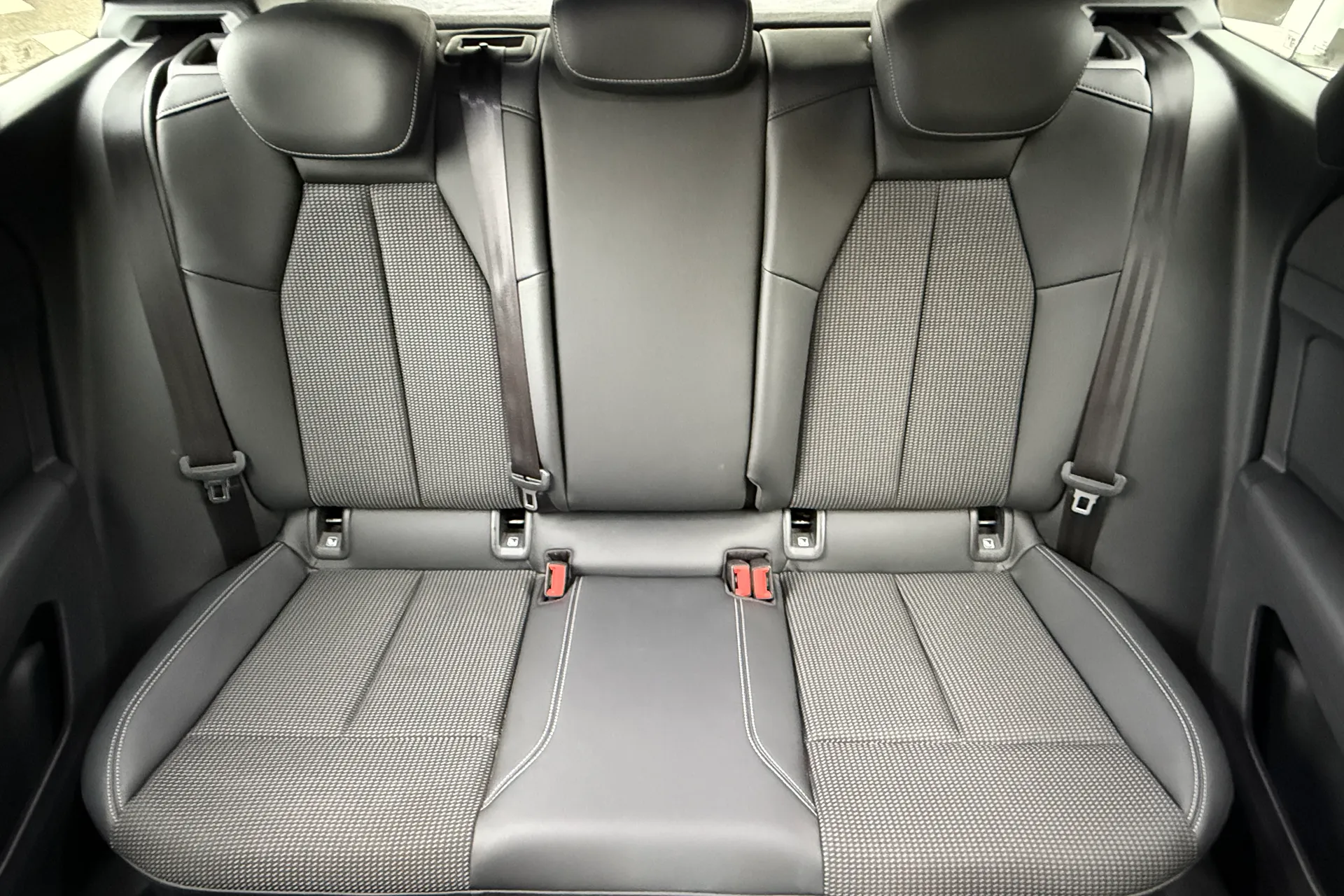 Audi Q4 thumbnail image number 32