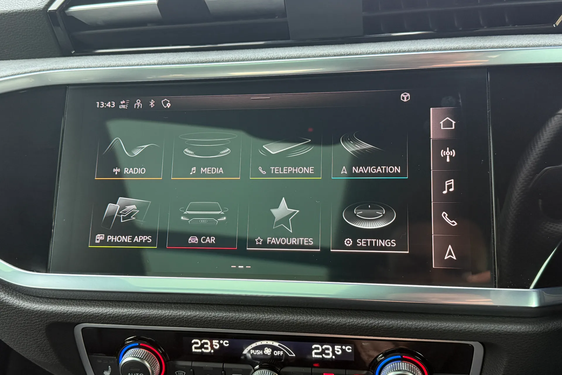 Audi Q3 thumbnail image number 17