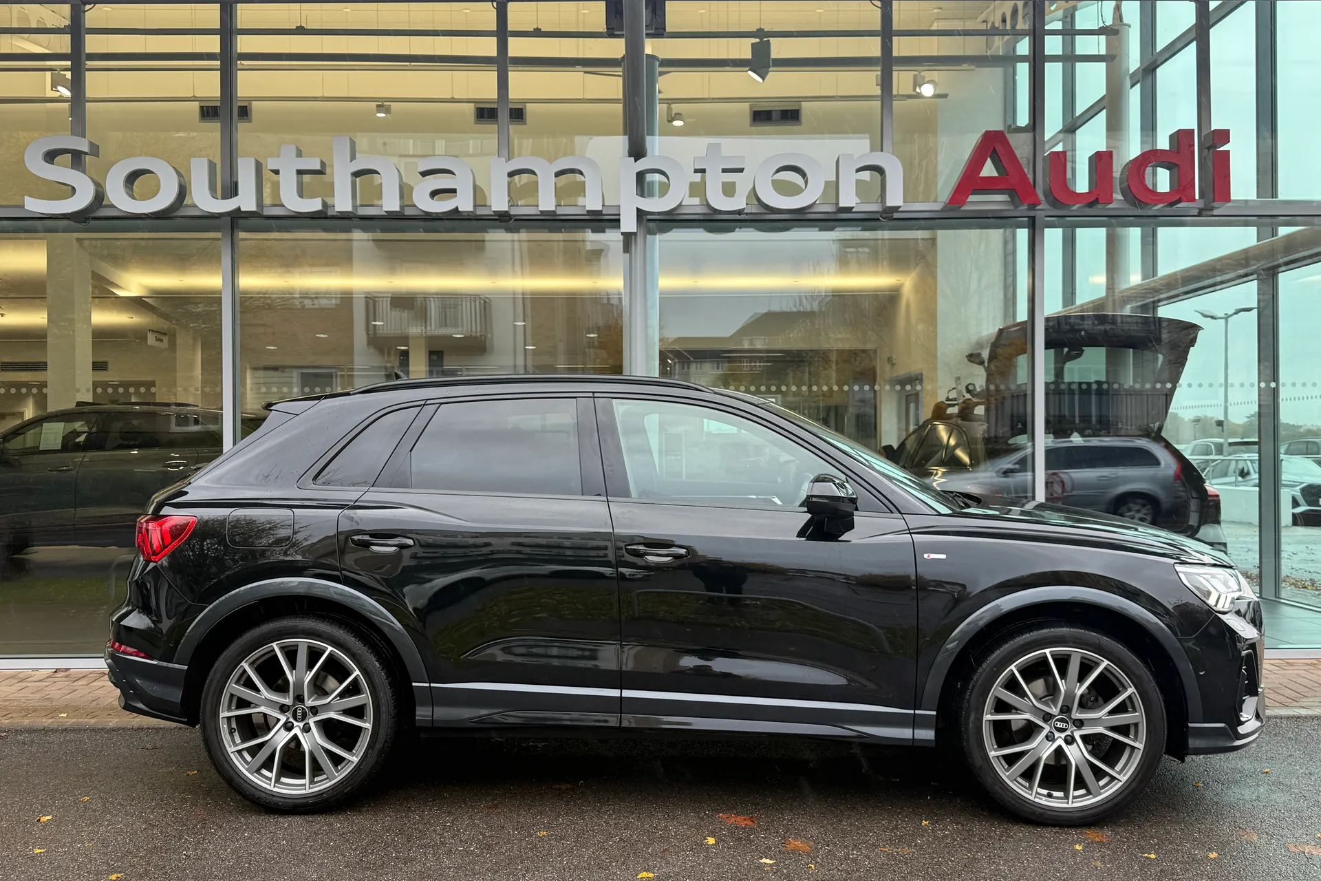 Audi Q3 thumbnail image number 2