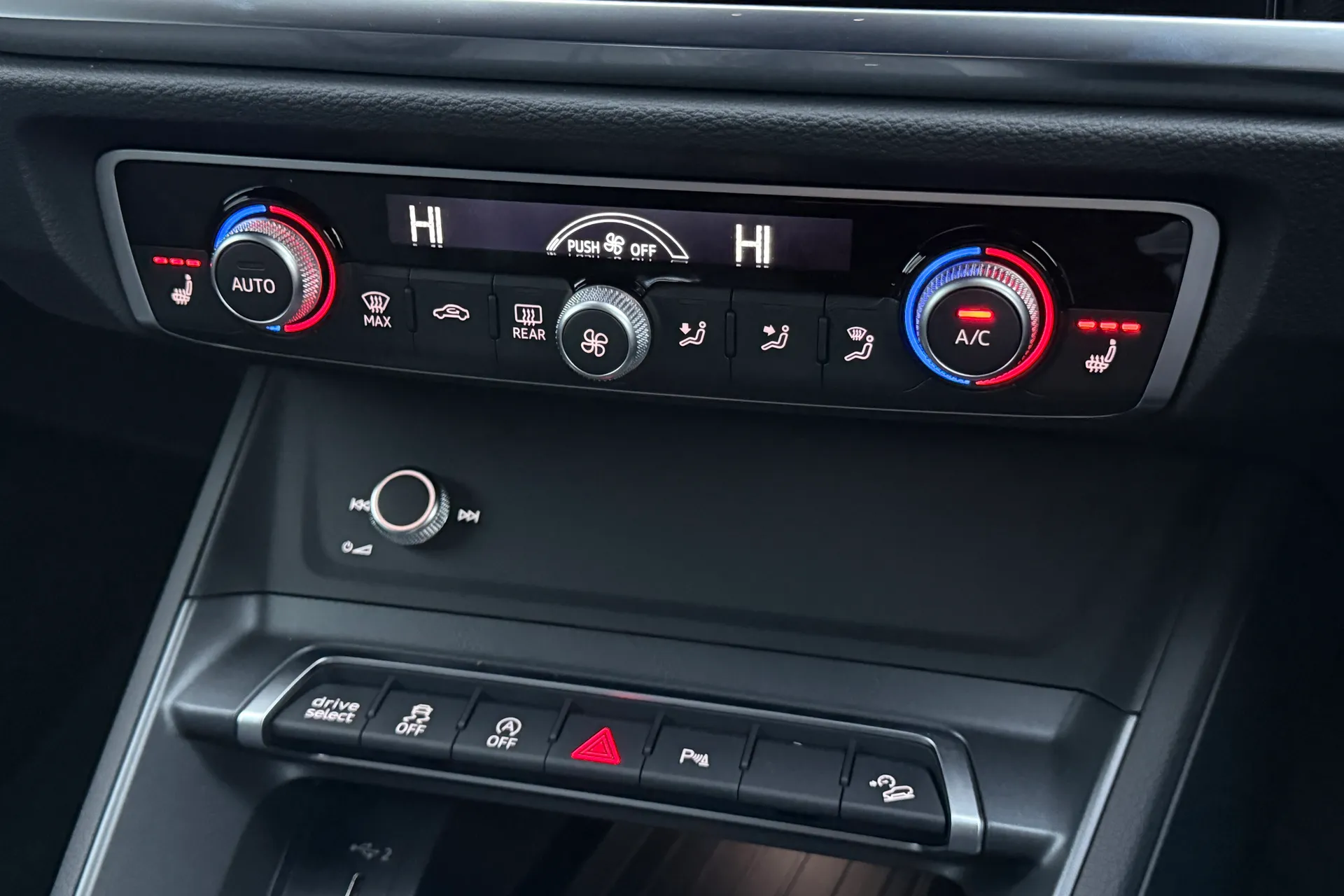 Audi Q3 thumbnail image number 14