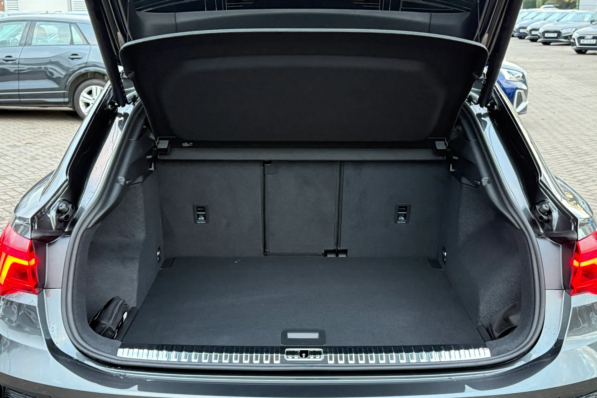 Audi Q3 thumbnail image number 37