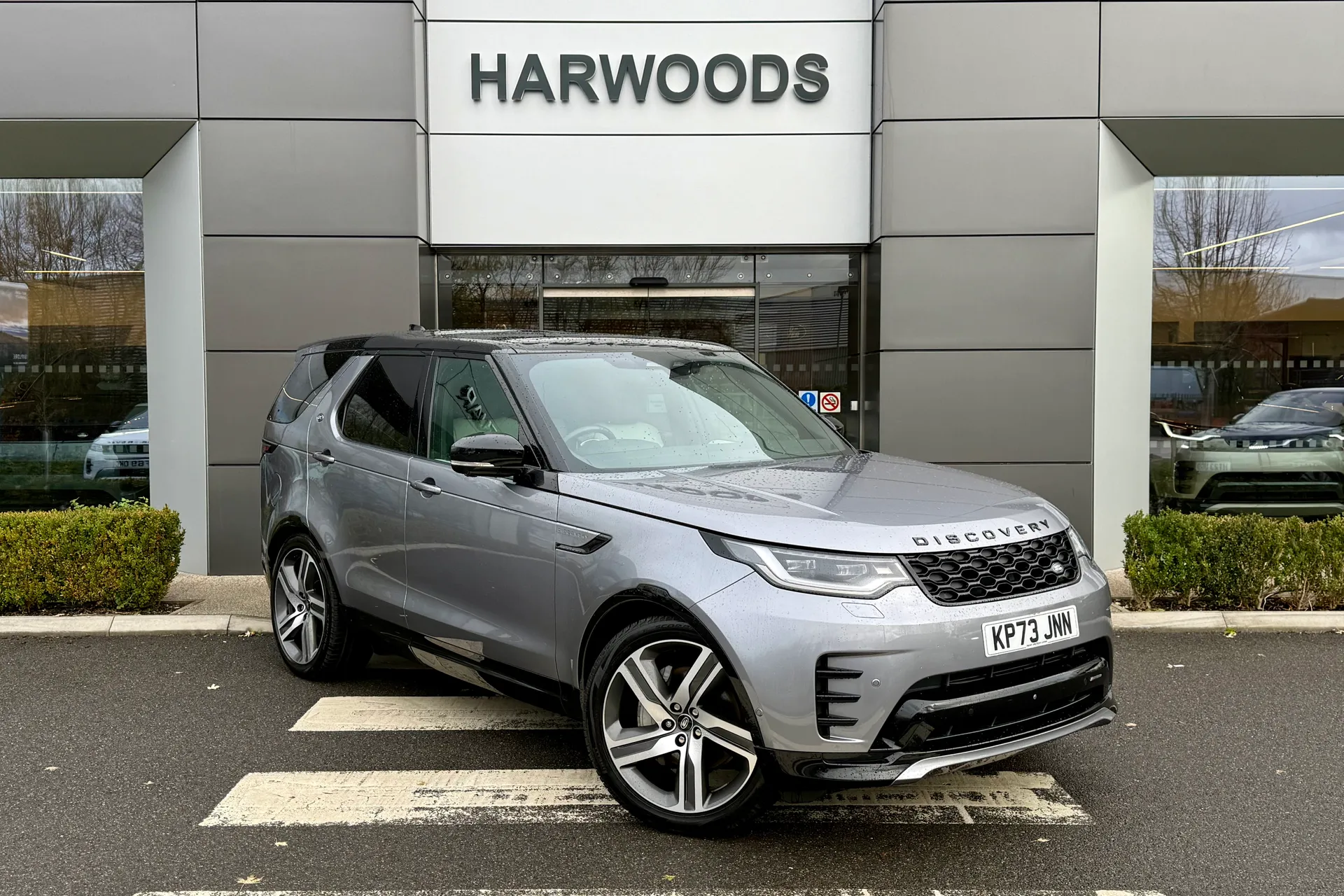 LAND ROVER DISCOVERY focused image