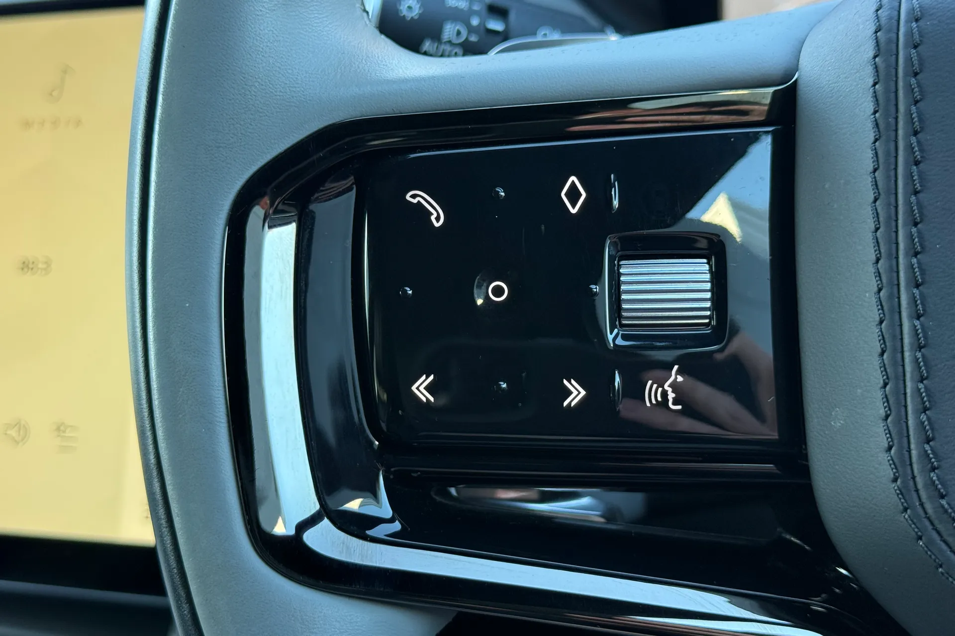 LAND ROVER RANGE ROVER VELAR thumbnail image number 27