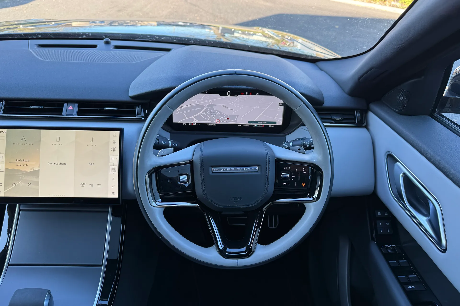 LAND ROVER RANGE ROVER VELAR thumbnail image number 12