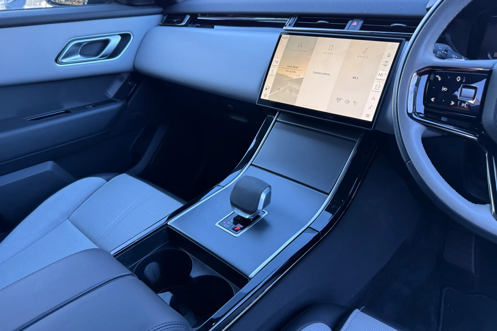 LAND ROVER RANGE ROVER VELAR thumbnail image number 19