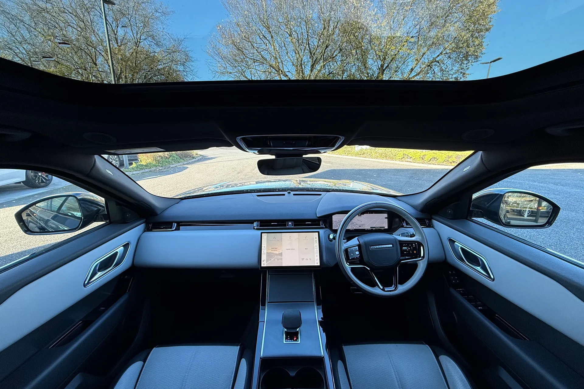 LAND ROVER RANGE ROVER VELAR thumbnail image number 3