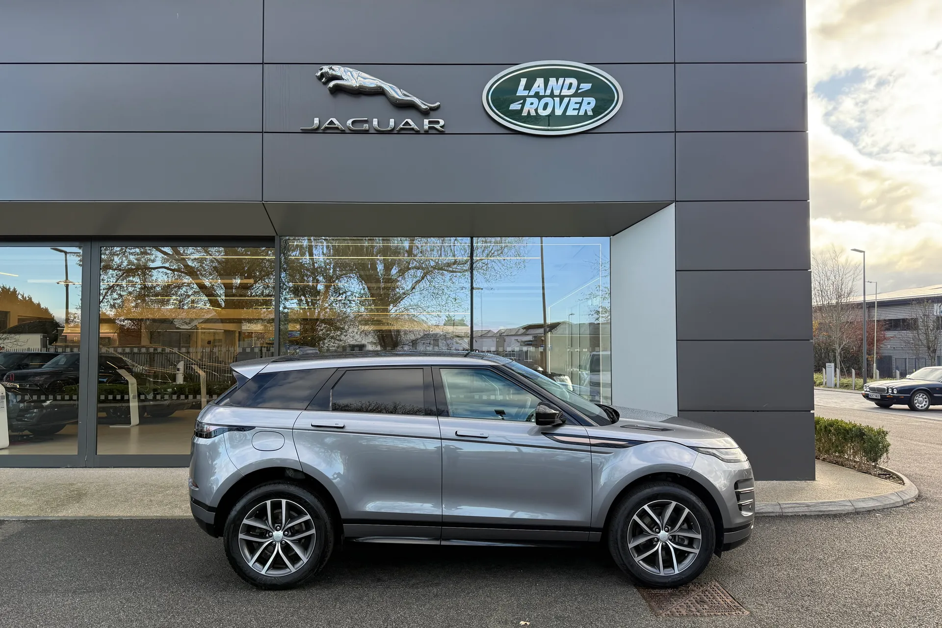 LAND ROVER RANGE ROVER EVOQUE thumbnail image number 2